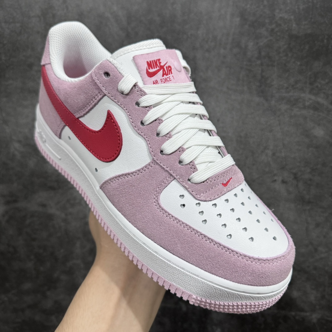 图片[4]-【纯原HY版本】Nike Air Force 1 Low 空军一号 情人节白粉  DD3384-600n内置芯片，可扫码版，支持手机NFC识别n原厂冲刀皮料切割干净 无任何毛边 清洁度细节完美做工细节全方位比对原鞋n原楦原纸板 打造纯正空军 专注外贸渠道全掌内置蜂窝气垫 原盒配件 原厂中底钢印、拉帮完美！ 全套原楦原模倾力打造完美版型！n无解鞋型 原盒原配 超高清洁度 全鞋零毛边皮料切割！n官方原鞋1:1开发-全方位比对原鞋！n复刻官方原厂模具-倾力打造完美版型！！n全掌内置蜂窝气垫-材质用料绝不偷工减料！n全配色更换新一代最新版-鱼鳞纹大底！＋可荧光邦迪车缝线！nSIZE：35.5 36 36.5 37.5 38 38.5 39 40 40.5 41 42 42.5 43 44 44.5 45-莆田鞋批发中心