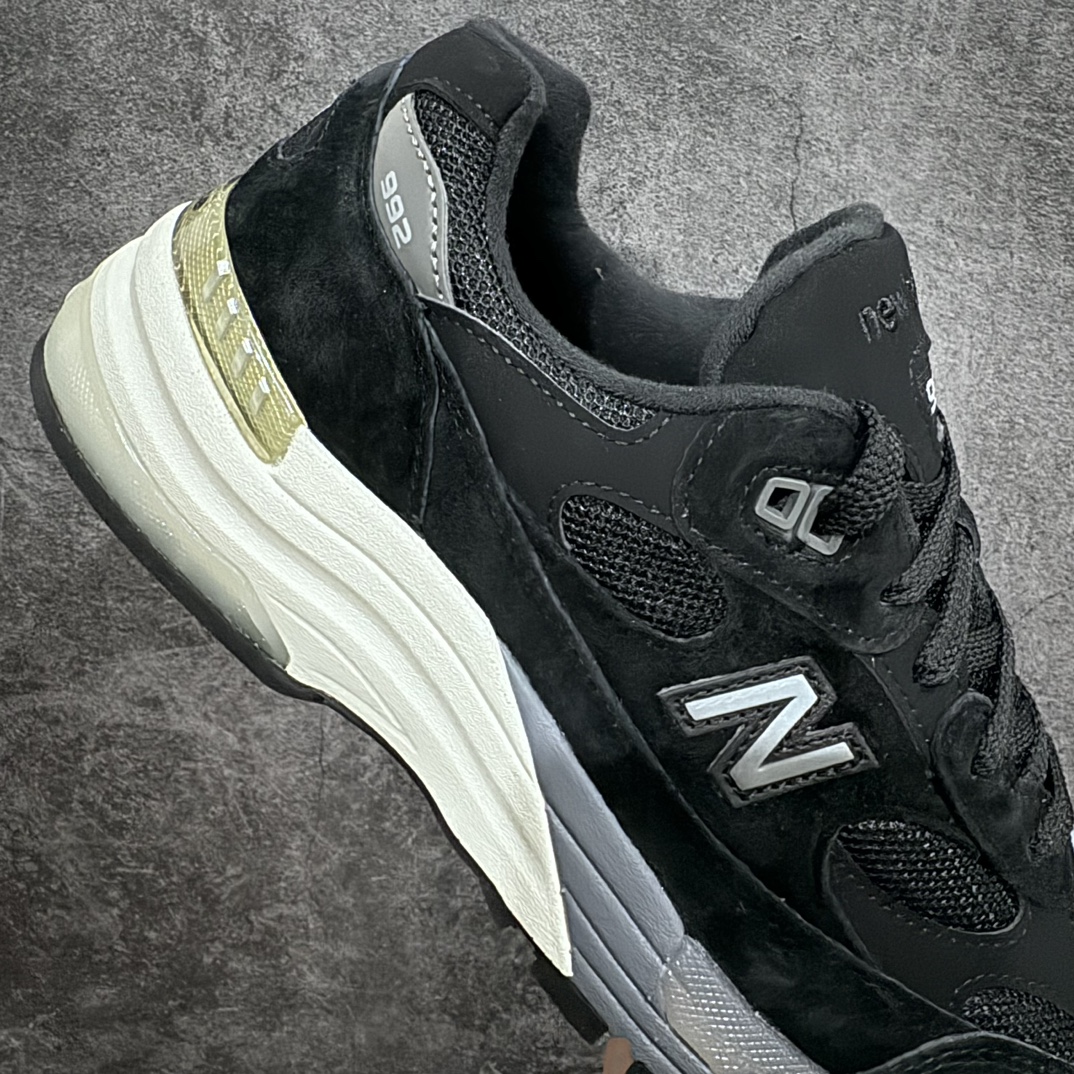 图片[6]-【纯原M版】New Balance M992BL新百伦NB992总统复古慢跑鞋 黑色 正确3M反光细节 原楦原纸版开发 正确6层组合底模精密开发 后跟透明TPU水晶装饰条稳固 沿用了引以为傲的跑鞋手工技艺 采用猪皮绒面并包裹局部透气网面的鞋身设计 菱网鞋舌上刻有New Balance USA 鞋面依旧身着经典的大热之灰 彰显了其高端的品质身份  尺码：36 37 37.5 38 38.5 39 40 40.5 41.5 42 42.5 43 44 45 46.5-莆田鞋批发中心