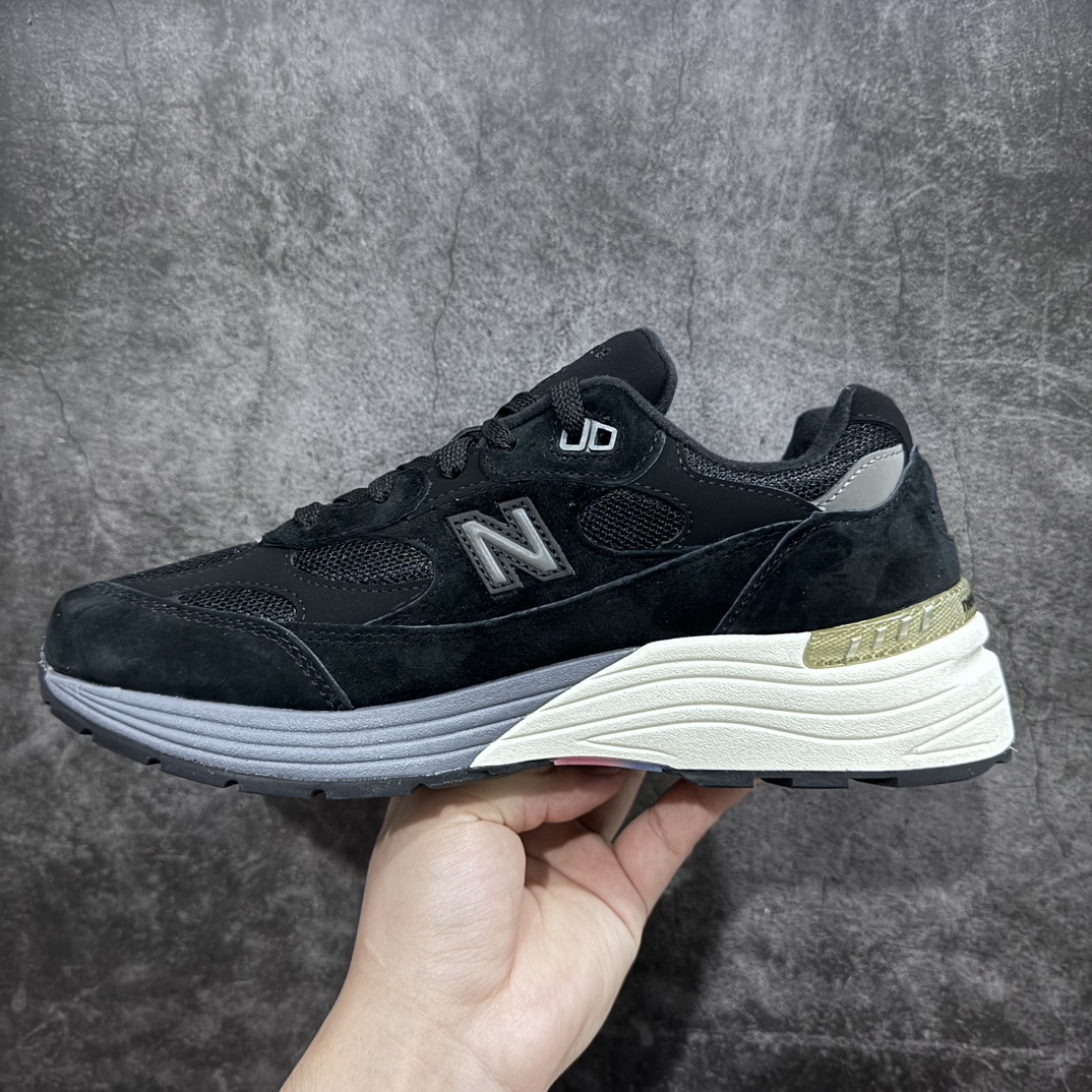 图片[2]-【纯原M版】New Balance M992BL新百伦NB992总统复古慢跑鞋 黑色 正确3M反光细节 原楦原纸版开发 正确6层组合底模精密开发 后跟透明TPU水晶装饰条稳固 沿用了引以为傲的跑鞋手工技艺 采用猪皮绒面并包裹局部透气网面的鞋身设计 菱网鞋舌上刻有New Balance USA 鞋面依旧身着经典的大热之灰 彰显了其高端的品质身份  尺码：36 37 37.5 38 38.5 39 40 40.5 41.5 42 42.5 43 44 45 46.5-莆田鞋批发中心