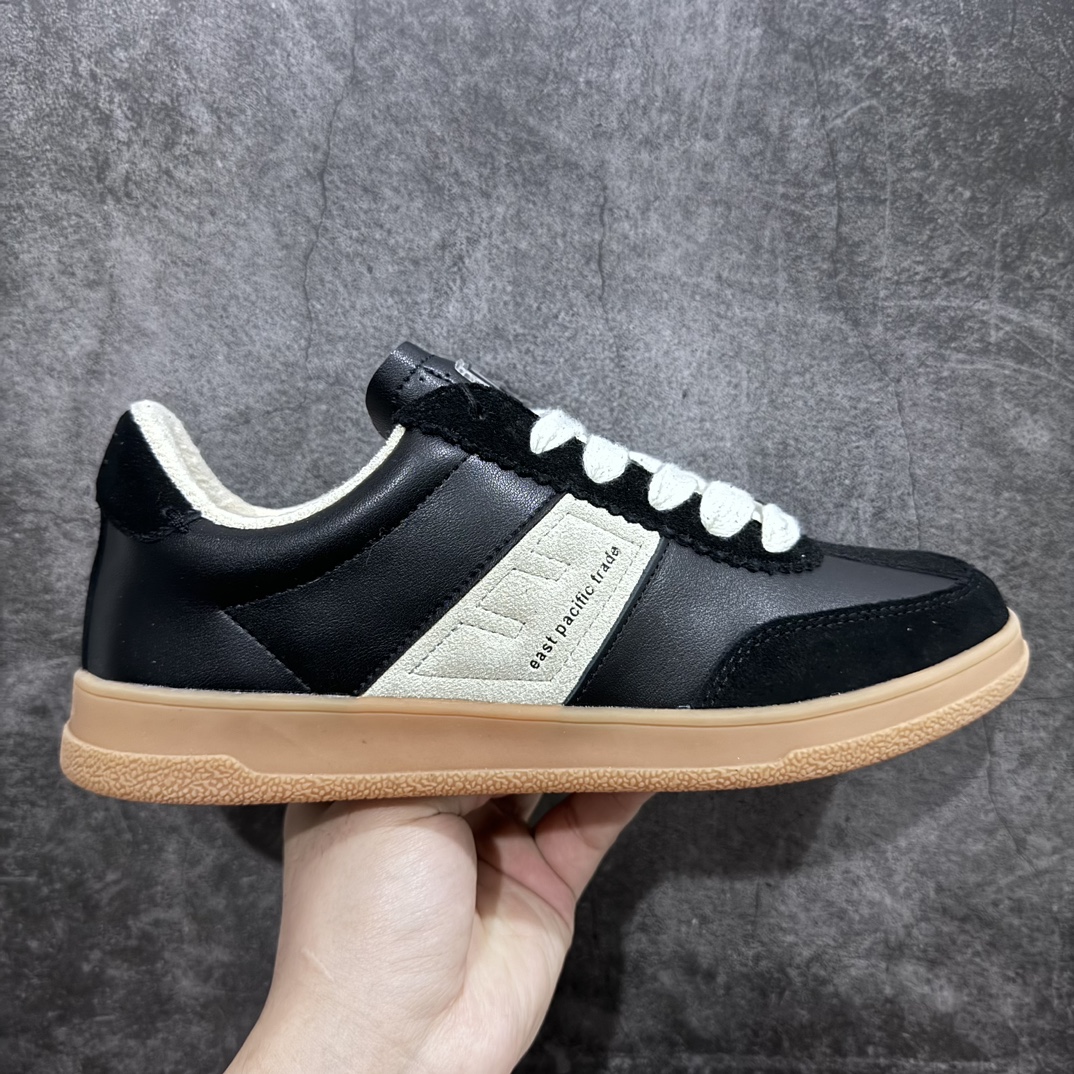 East Pacific Trade Court 系列 皮革系带低帮板鞋 EPT是最近韩国博主圈里超火的一个运动鞋品牌 全白的皮质鞋身加上做旧发黄的鞋底就是全部 鞋型秀气百搭 不挑季节不挑单品 你可以用黑白灰打造出简约性冷淡风 也能利用彩色的上衣裤子玩出动感活力 有着简单线条和内敛细节的设计 厚实的鞋底和鞋面的标签带是它的经典标识 感觉可能会是小个子女生们的福音 穿上可以让你迅速增高 尺码:36 36.5 37.5 38 38.5 39 40 40.5 41 42 42.5 43 44 44.5 45-选品中心