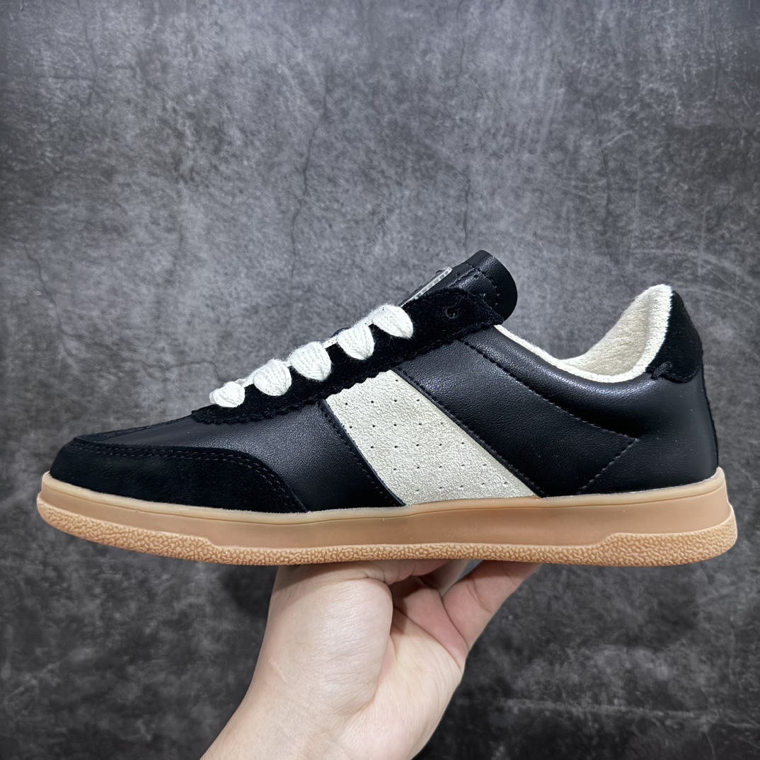 图片[2]-East Pacific Trade Court 系列 皮革系带低帮板鞋 EPT是最近韩国博主圈里超火的一个运动鞋品牌 全白的皮质鞋身加上做旧发黄的鞋底就是全部 鞋型秀气百搭 不挑季节不挑单品 你可以用黑白灰打造出简约性冷淡风 也能利用彩色的上衣裤子玩出动感活力 有着简单线条和内敛细节的设计 厚实的鞋底和鞋面的标签带是它的经典标识 感觉可能会是小个子女生们的福音 穿上可以让你迅速增高 尺码：36 36.5 37.5 38 38.5 39 40 40.5 41 42 42.5 43 44 44.5 45-选品中心