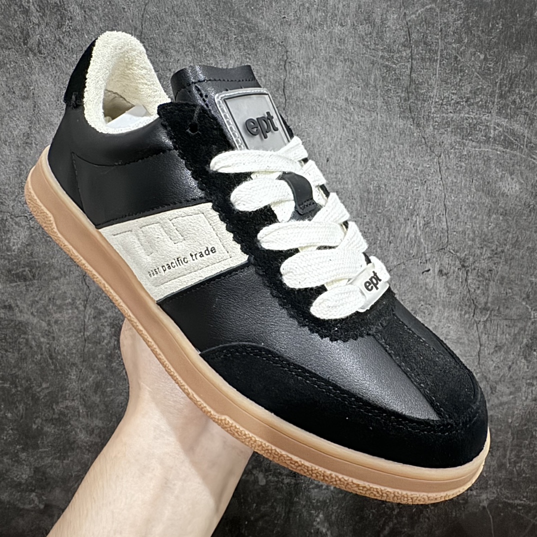 图片[3]-East Pacific Trade Court 系列 皮革系带低帮板鞋 EPT是最近韩国博主圈里超火的一个运动鞋品牌 全白的皮质鞋身加上做旧发黄的鞋底就是全部 鞋型秀气百搭 不挑季节不挑单品 你可以用黑白灰打造出简约性冷淡风 也能利用彩色的上衣裤子玩出动感活力 有着简单线条和内敛细节的设计 厚实的鞋底和鞋面的标签带是它的经典标识 感觉可能会是小个子女生们的福音 穿上可以让你迅速增高 尺码：36 36.5 37.5 38 38.5 39 40 40.5 41 42 42.5 43 44 44.5 45-选品中心