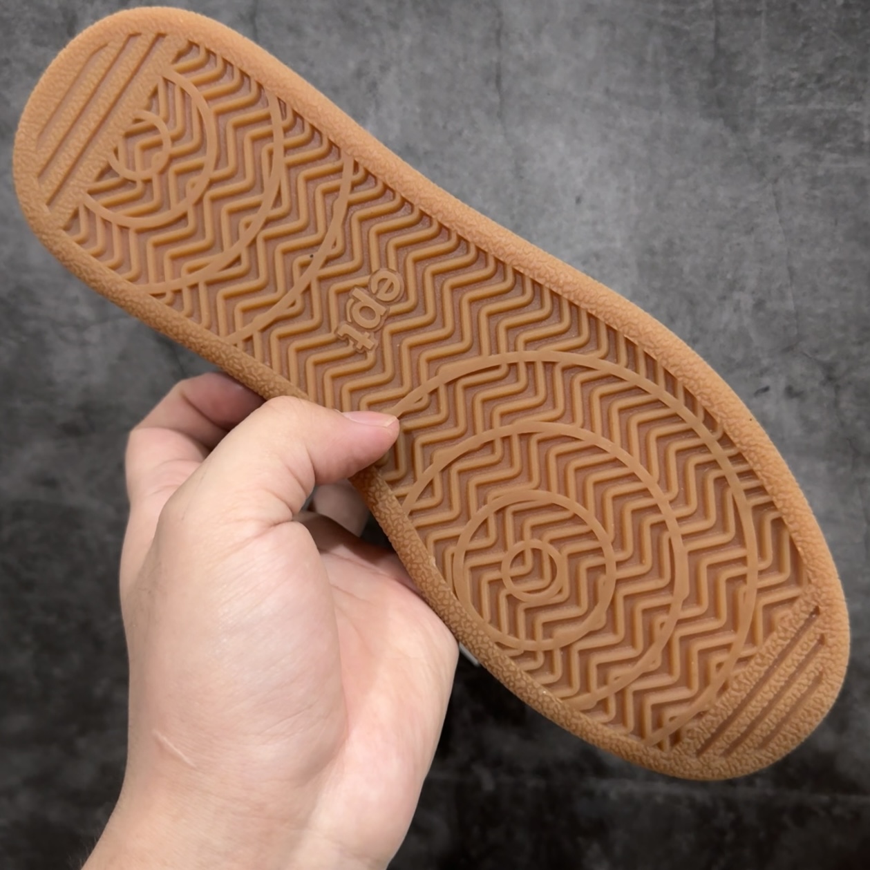 图片[9]-East Pacific Trade Court 系列 皮革系带低帮板鞋 EPT是最近韩国博主圈里超火的一个运动鞋品牌 全白的皮质鞋身加上做旧发黄的鞋底就是全部 鞋型秀气百搭 不挑季节不挑单品 你可以用黑白灰打造出简约性冷淡风 也能利用彩色的上衣裤子玩出动感活力 有着简单线条和内敛细节的设计 厚实的鞋底和鞋面的标签带是它的经典标识 感觉可能会是小个子女生们的福音 穿上可以让你迅速增高 尺码：36 36.5 37.5 38 38.5 39 40 40.5 41 42 42.5 43 44 44.5 45-选品中心