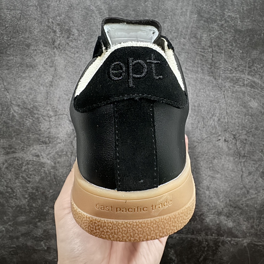 图片[4]-East Pacific Trade Court 系列 皮革系带低帮板鞋 EPT是最近韩国博主圈里超火的一个运动鞋品牌 全白的皮质鞋身加上做旧发黄的鞋底就是全部 鞋型秀气百搭 不挑季节不挑单品 你可以用黑白灰打造出简约性冷淡风 也能利用彩色的上衣裤子玩出动感活力 有着简单线条和内敛细节的设计 厚实的鞋底和鞋面的标签带是它的经典标识 感觉可能会是小个子女生们的福音 穿上可以让你迅速增高 尺码：36 36.5 37.5 38 38.5 39 40 40.5 41 42 42.5 43 44 44.5 45-选品中心