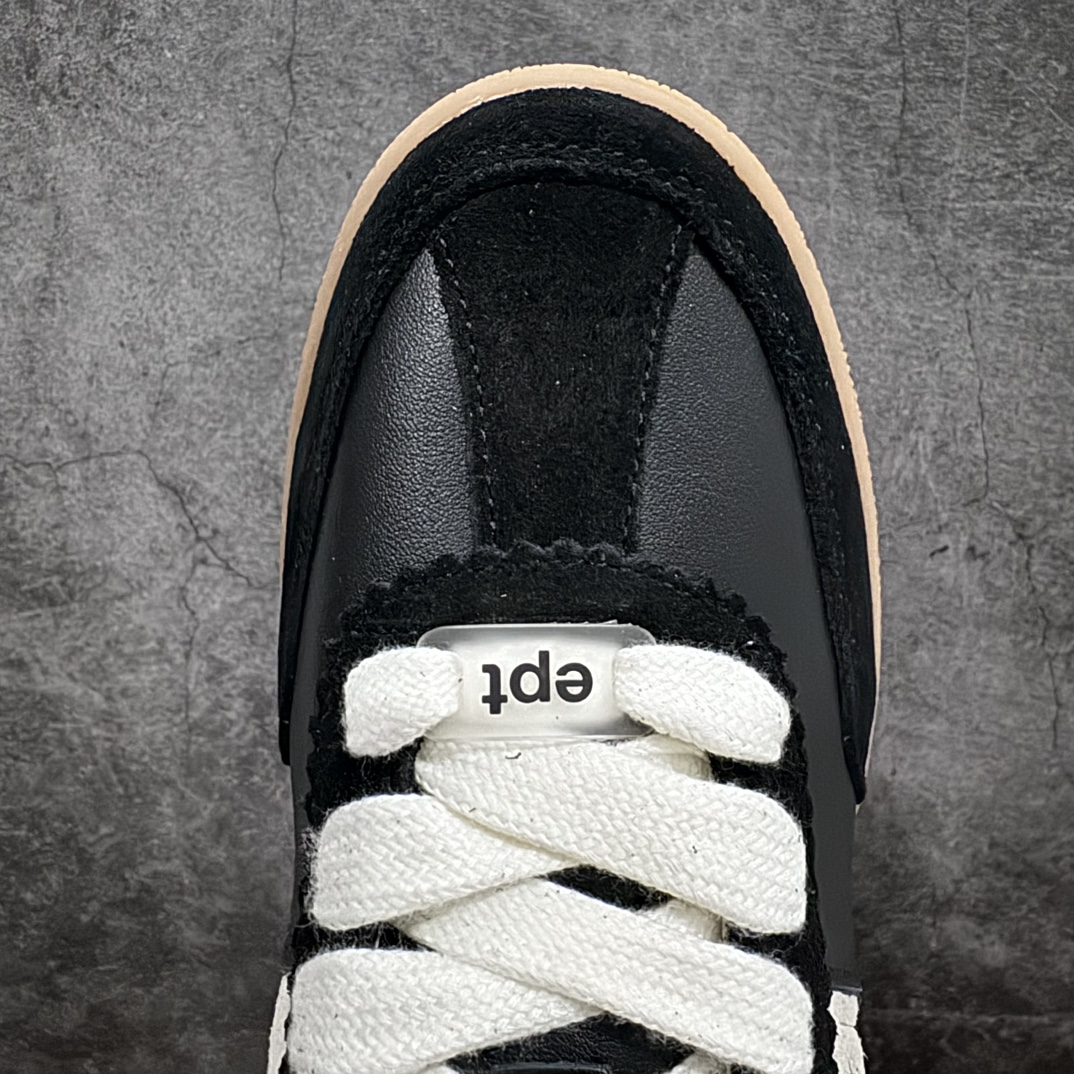 图片[5]-East Pacific Trade Court 系列 皮革系带低帮板鞋 EPT是最近韩国博主圈里超火的一个运动鞋品牌 全白的皮质鞋身加上做旧发黄的鞋底就是全部 鞋型秀气百搭 不挑季节不挑单品 你可以用黑白灰打造出简约性冷淡风 也能利用彩色的上衣裤子玩出动感活力 有着简单线条和内敛细节的设计 厚实的鞋底和鞋面的标签带是它的经典标识 感觉可能会是小个子女生们的福音 穿上可以让你迅速增高 尺码：36 36.5 37.5 38 38.5 39 40 40.5 41 42 42.5 43 44 44.5 45-选品中心