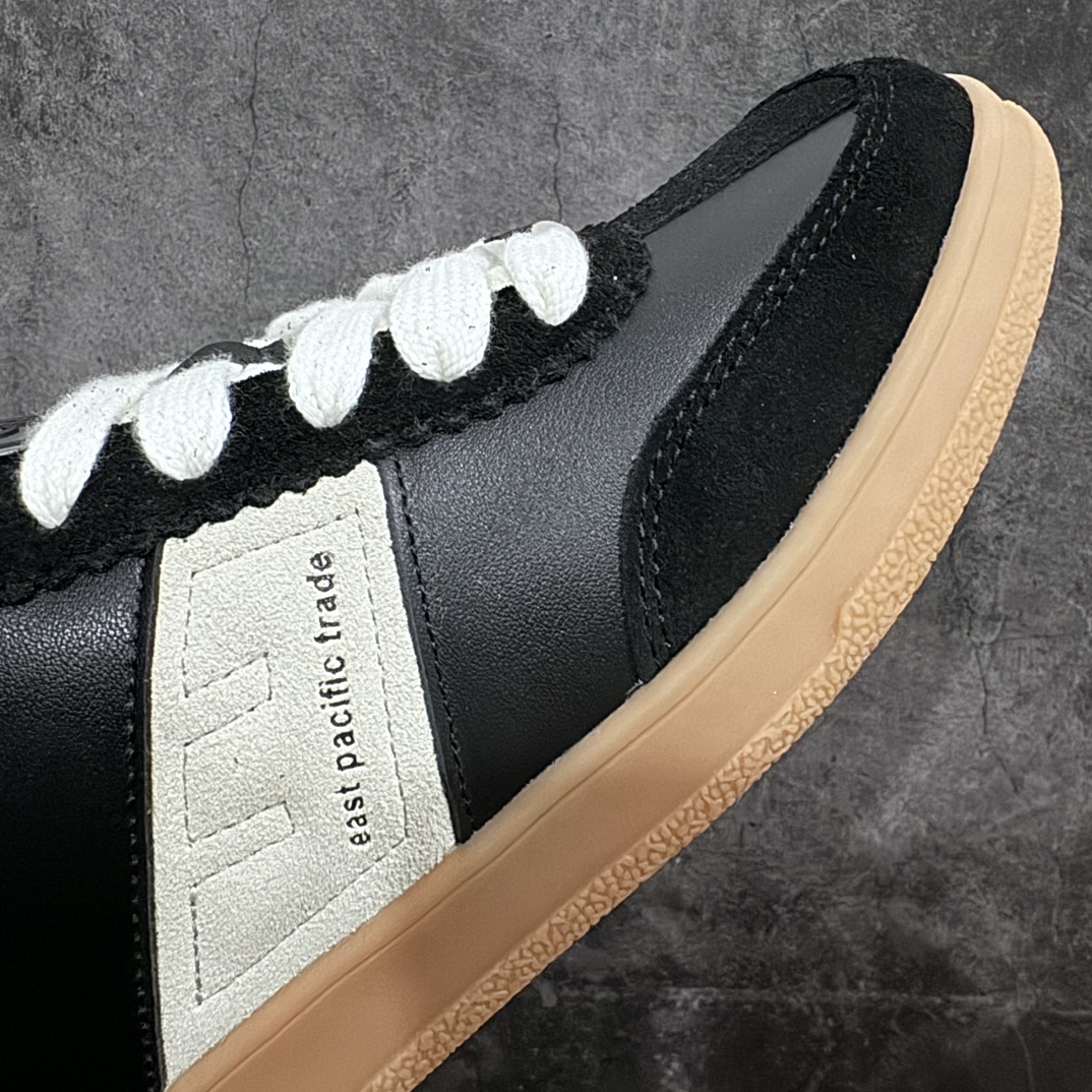 图片[6]-East Pacific Trade Court 系列 皮革系带低帮板鞋 EPT是最近韩国博主圈里超火的一个运动鞋品牌 全白的皮质鞋身加上做旧发黄的鞋底就是全部 鞋型秀气百搭 不挑季节不挑单品 你可以用黑白灰打造出简约性冷淡风 也能利用彩色的上衣裤子玩出动感活力 有着简单线条和内敛细节的设计 厚实的鞋底和鞋面的标签带是它的经典标识 感觉可能会是小个子女生们的福音 穿上可以让你迅速增高 尺码：36 36.5 37.5 38 38.5 39 40 40.5 41 42 42.5 43 44 44.5 45-选品中心