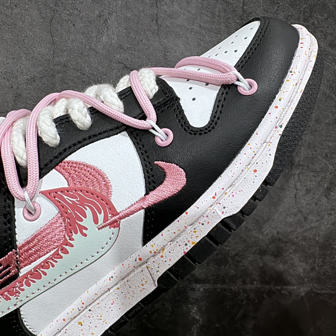 图片[5]-【CS版本】NK Dunk Low Multi-Color Swoosh SB低帮解构绑带活力三勾 黑白粉火焰勾 货号：FD4623-157 专业dunk大厂 主打dunk85系列的工厂 品质以及性价比都是市场无可匹敌的存在 皮料用的扎实 裁边清洁度超高 鞋型细节也没任何问题 强烈推荐 配色非常齐全 终端供应💪🏻 尺码：36 36.5 37.5 38 38.5 39 40-选品中心