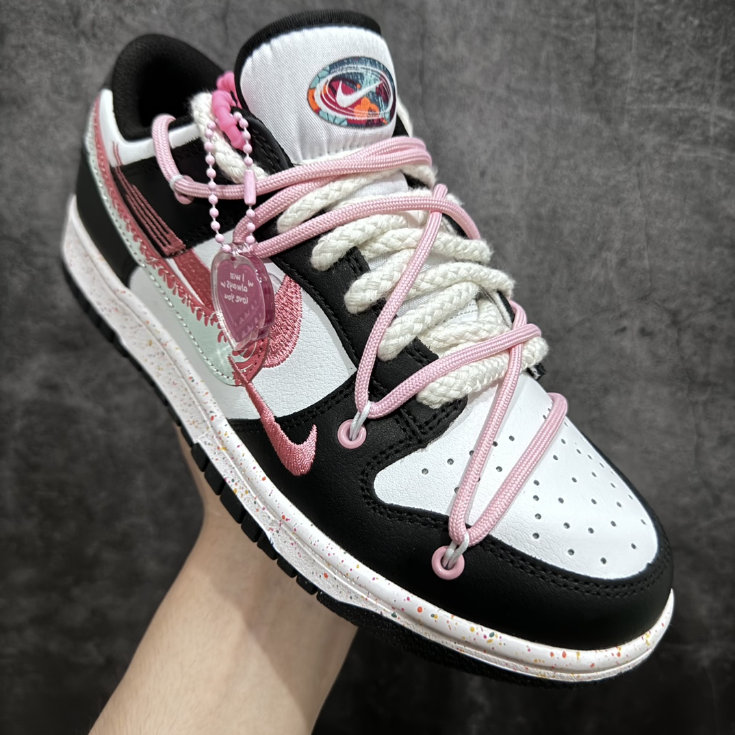 图片[3]-【CS版本】NK Dunk Low Multi-Color Swoosh SB低帮解构绑带活力三勾 黑白粉火焰勾 货号：FD4623-157 专业dunk大厂 主打dunk85系列的工厂 品质以及性价比都是市场无可匹敌的存在 皮料用的扎实 裁边清洁度超高 鞋型细节也没任何问题 强烈推荐 配色非常齐全 终端供应💪🏻 尺码：36 36.5 37.5 38 38.5 39 40-选品中心