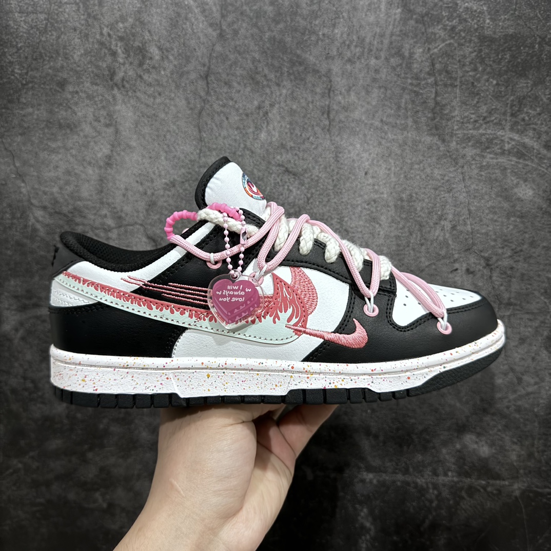 图片[2]-【CS版本】NK Dunk Low Multi-Color Swoosh SB低帮解构绑带活力三勾 黑白粉火焰勾 货号：FD4623-157 专业dunk大厂 主打dunk85系列的工厂 品质以及性价比都是市场无可匹敌的存在 皮料用的扎实 裁边清洁度超高 鞋型细节也没任何问题 强烈推荐 配色非常齐全 终端供应💪🏻 尺码：36 36.5 37.5 38 38.5 39 40-选品中心