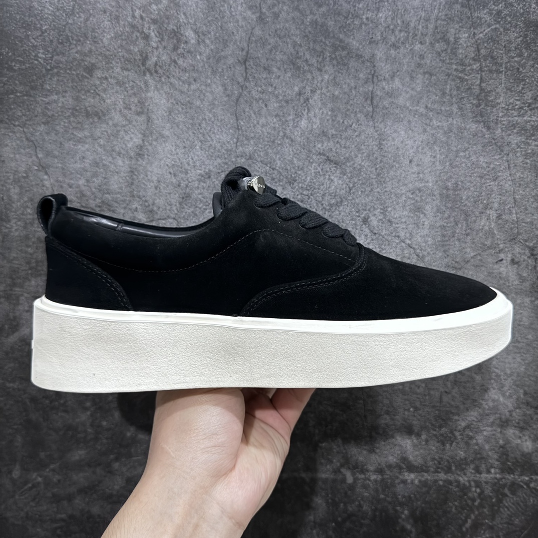 【莞产顶级】敬畏上帝/Fear of God FOG 101 Low Top Sneaker低帮板鞋 黑白色欧美范儿必备 洛杉矶街头奢牌n平底低帮增高系带百搭休闲运动板鞋附赠精致鞋带与配防尘袋配件采用翻毛皮与牛剖革鞋面材质 外置耐磨橡胶大底 货号：SR18-7000-SUE-010 Size：39-45-莆田鞋批发中心