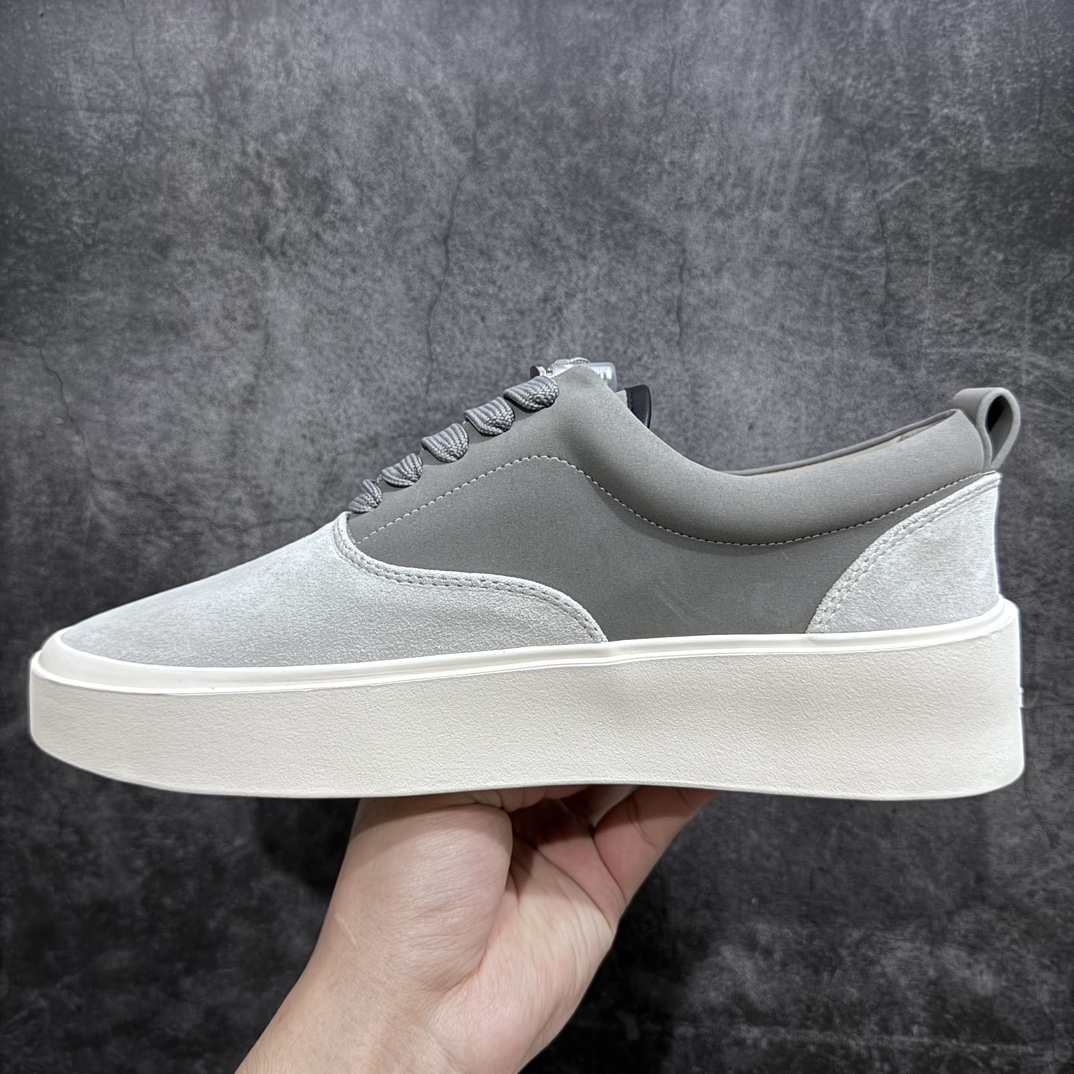 图片[2]-【莞产顶级】敬畏上帝/Fear of God FOG 101 Low Top Sneaker低帮板鞋 白灰色欧美范儿必备 洛杉矶街头奢牌n平底低帮增高系带百搭休闲运动板鞋附赠精致鞋带与配防尘袋配件采用翻毛皮与牛剖革鞋面材质 外置耐磨橡胶大底 Size：39-45-莆田鞋批发中心