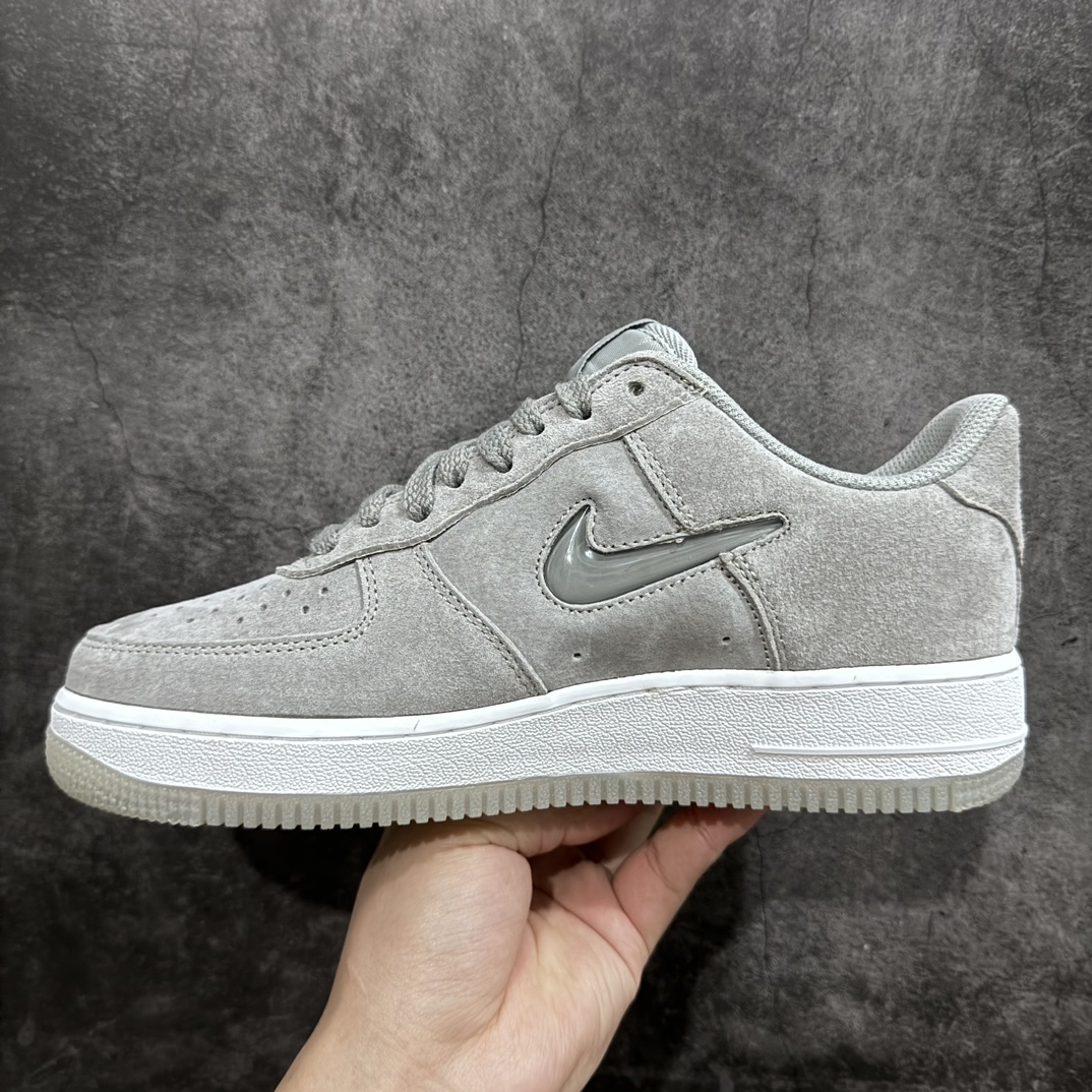 图片[2]-【纯原HY版】AF1 40周年联名纪念款,耐克Nike Air Force 1’07 Low Retro\”Light Smoke Grey Jewel\”空军一号经典低帮百搭休闲运动板鞋“翻毛烟灰水晶小钩”DV0785-003n男女鞋真标半码制n升级原楦原纸版数据开发版型n采用翻毛皮鞋面材质n内置全掌Air Sole气垫#外置全新开发隔色耐磨橡胶大底❗尺码：35.5 36 36.5 37.5 38 38.5 39 40 40.5 41 42 42.5 43 44 44.5 45 46-莆田鞋批发中心