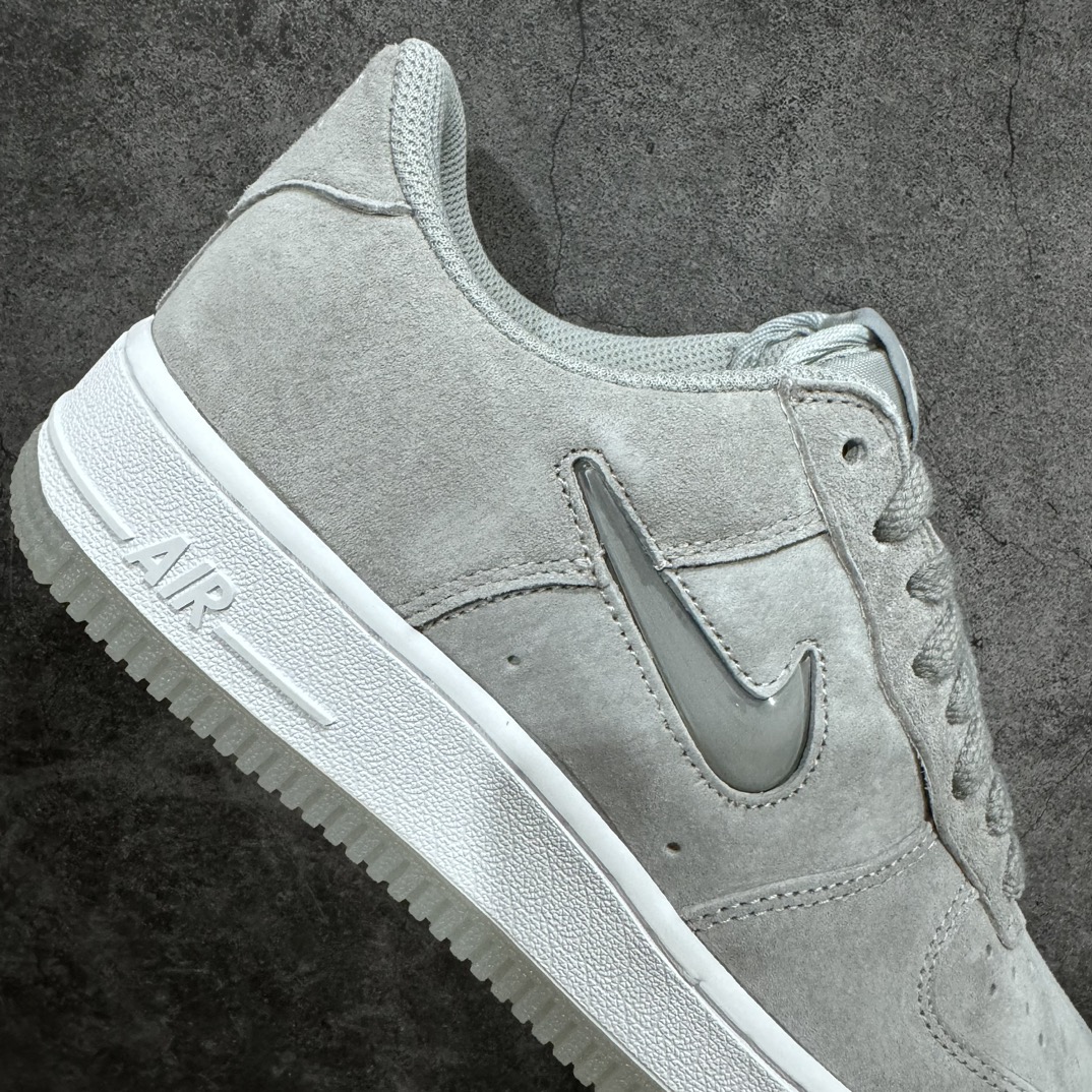 200 耐克Nike Air Force 1’07 Low Retro”Light Smoke Grey Jewel”空军一号经典低帮板鞋“翻毛烟灰水晶小钩”DV0785-003