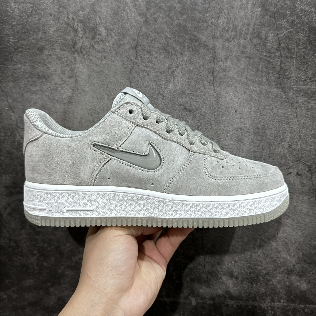 200 耐克Nike Air Force 1’07 Low Retro”Light Smoke Grey Jewel”空军一号经典低帮板鞋“翻毛烟灰水晶小钩”DV0785-003