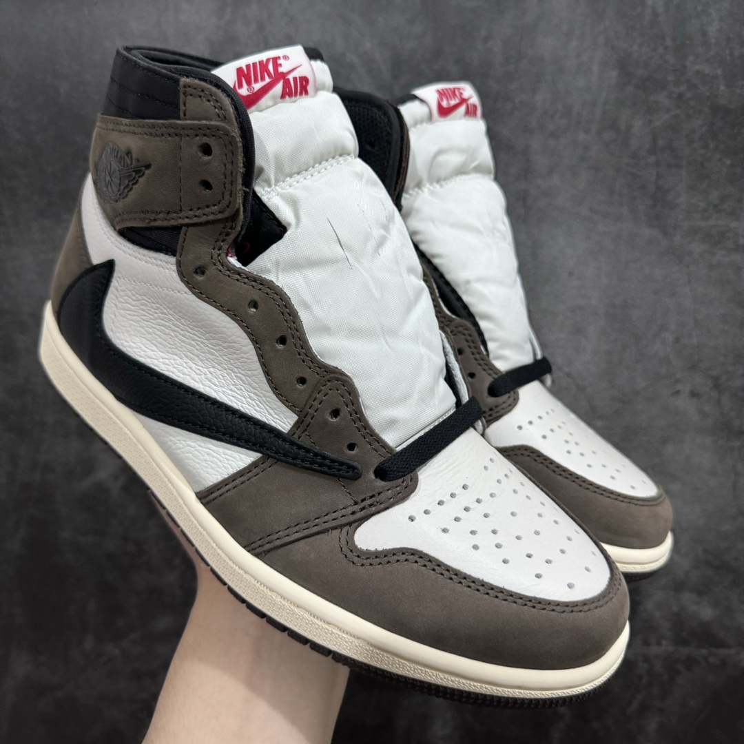 【PK4.0版】Travis Scott x Jordan Air Jordan 1High Og AJ1 TS深棕倒钩高帮n外贸零售批次 原厂工艺 渠道优势供应n原厂皮料 实物无色差带绒感 细节多次校对n针车效果同步原鞋 刺绣拉到原厂定做n原楦原纸板开发 后跟弧度收口自然不对折极致一眼正品既视感 进口玻璃冲刀皮料裁剪零毛边鞋面高清洁度  QC检验标准 控制溢胶 鞋盒、防尘纸 配件鞋带 均采购来自原厂nSize:40.5/48.5全码补齐-莆田鞋批发中心