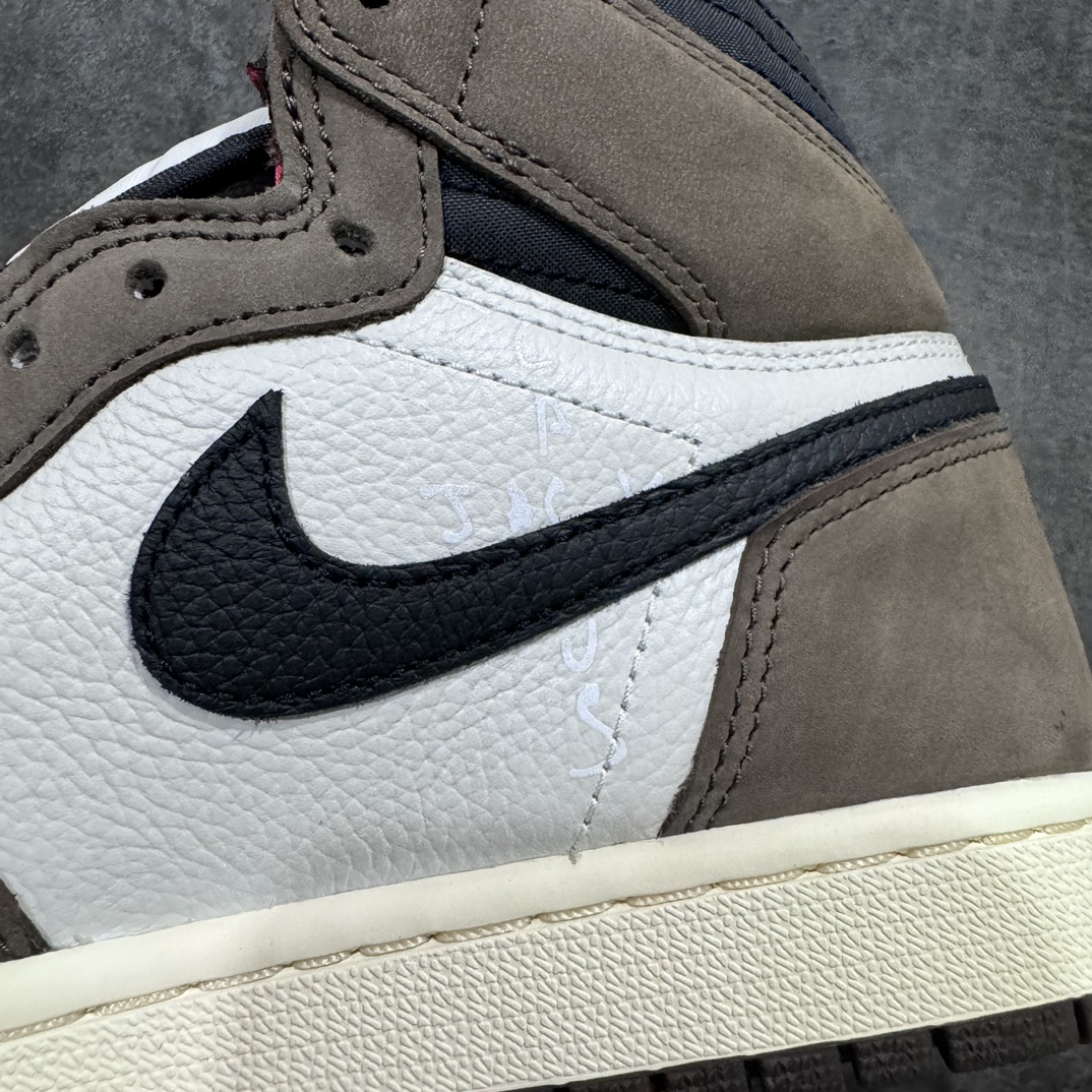 图片[9]-【PK4.0版】Travis Scott x Jordan Air Jordan 1High Og AJ1 TS深棕倒钩高帮n外贸零售批次 原厂工艺 渠道优势供应n原厂皮料 实物无色差带绒感 细节多次校对n针车效果同步原鞋 刺绣拉到原厂定做n原楦原纸板开发 后跟弧度收口自然不对折极致一眼正品既视感 进口玻璃冲刀皮料裁剪零毛边鞋面高清洁度  QC检验标准 控制溢胶 鞋盒、防尘纸 配件鞋带 均采购来自原厂nSize:40.5/48.5全码补齐-莆田鞋批发中心