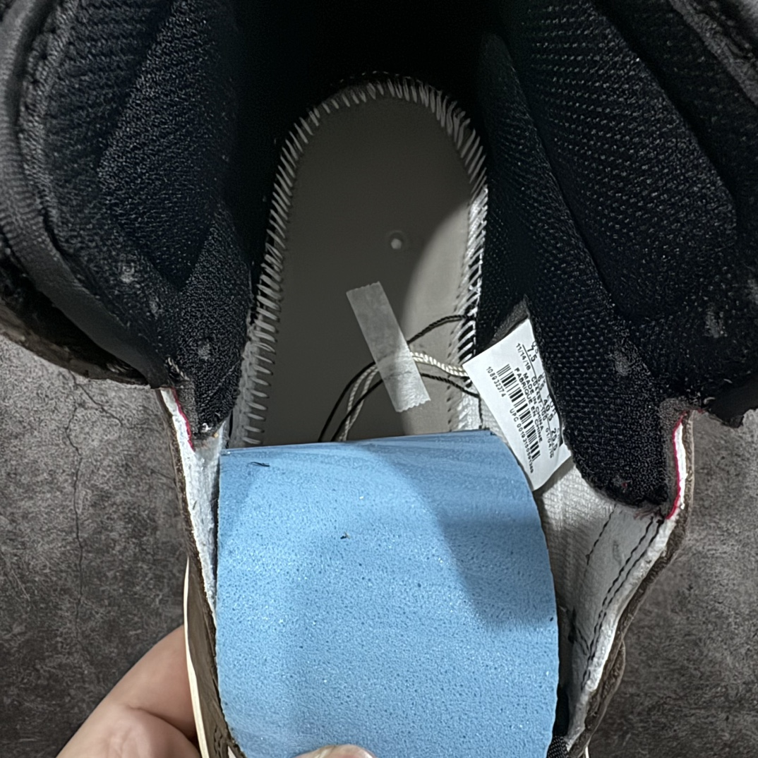 图片[7]-【PK4.0版】Travis Scott x Jordan Air Jordan 1High Og AJ1 TS深棕倒钩高帮n外贸零售批次 原厂工艺 渠道优势供应n原厂皮料 实物无色差带绒感 细节多次校对n针车效果同步原鞋 刺绣拉到原厂定做n原楦原纸板开发 后跟弧度收口自然不对折极致一眼正品既视感 进口玻璃冲刀皮料裁剪零毛边鞋面高清洁度  QC检验标准 控制溢胶 鞋盒、防尘纸 配件鞋带 均采购来自原厂nSize:40.5/48.5全码补齐-莆田鞋批发中心