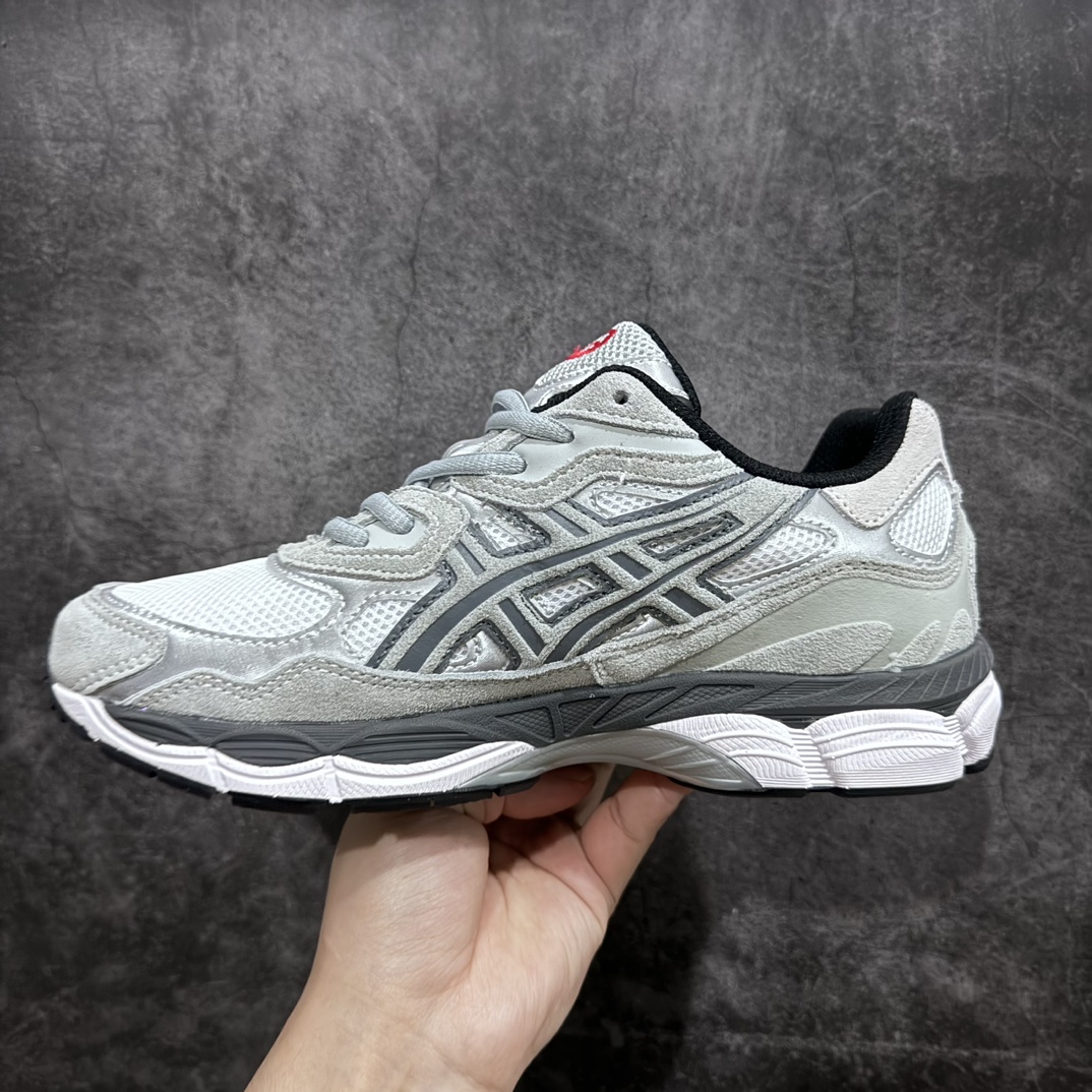 图片[2]-【公司级】Asics Gel-NYC复古单品 亚瑟士ASICSTIGER秋季新款休闲鞋 厚底街头运动休闲鞋nASICS亚瑟士推出全新GEL-NYC，彰显纽约都市活力n这次的新系列融入了多个版本GEL的经典设计风格，广受好评。其设计灵感来源于GEL-NIMBUS 3,GEL-MC PLUS V 和 GEL-CUMULUS 16 这些往日经典鞋款。GEL-NYC使用GEL-CUMULUS 16鞋款的鞋楦设计,展现了独特的现代化美学。鞋底采用了轻质发泡材料,并在后跟和前掌处采用了ASICS亚瑟士核心科技——GEL缓震胶,赋予鞋款强大的缓冲性能,提供了更柔软舒适的穿着体验。而在原有设计的启发之上,此次鞋款采用更贴合当今潮流趋势的材料和创新技术,展现出纽约充满活力的都市精神。 货号：1201A789-020 尺码：36-45-莆田鞋批发中心