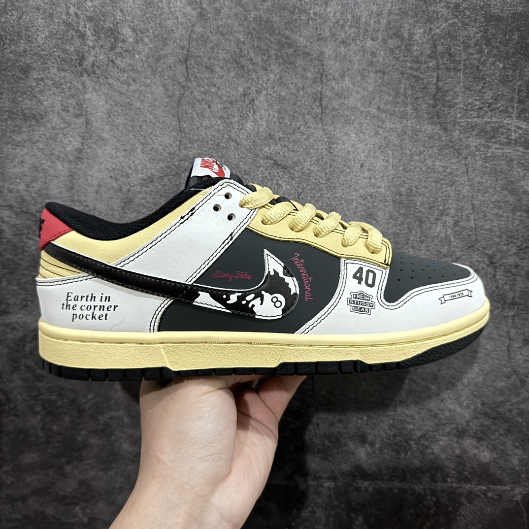 【定制版】创意定制联名配色,美国元祖街头潮牌-斯图西/Stussy x Nike By You SB Dunk Low Retro SP扣篮系列低帮休闲运动滑板板鞋“黑白斯图西涂鸦8号球氧化黄”ST6636-002nn男女鞋真标半码制n全新2021版更新数据窄楦翘头版型n采用硬质磨砂牛剖革鞋面材质#缜密拉帮中底布n鞋垫嵌EVA缓震物料及背胶#全新窄版翘头耐磨橡胶大底❗️ 尺码：36 36.5 37.5 38 38.5 39 40 40.5 41 42 42.5 43 44 44.5 45-莆田鞋批发中心