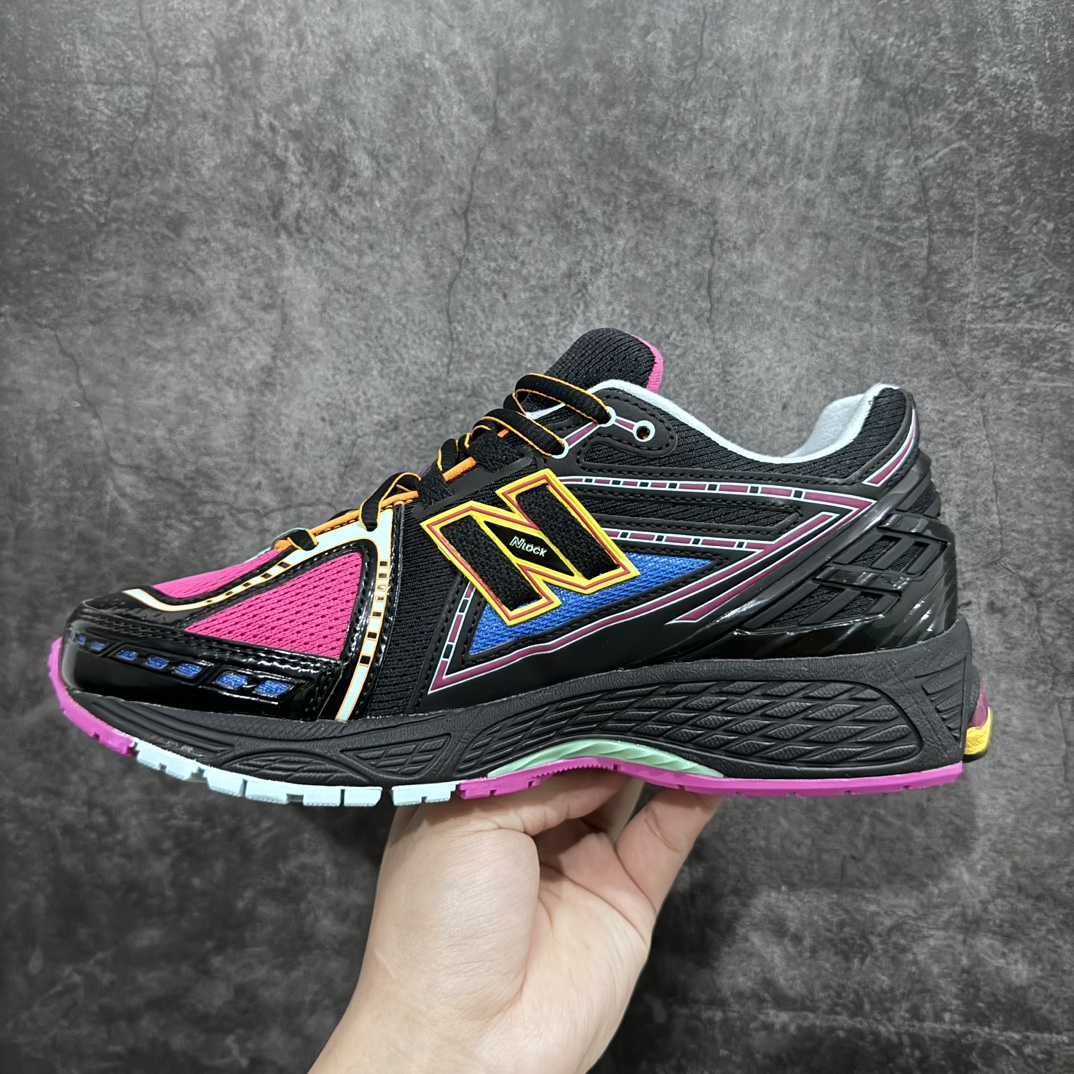 图片[2]-【外贸C版】NB新百伦New Balance M1906R系列复古老爹风休闲运动慢跑鞋“网织黑骚粉蓝黄”M1906RCP 尺码：36-45n男女鞋半码制 原楦原纸版开发n采用环保太空革拼接透气网眼衬垫织物鞋面材质nT-Beam大底提供足步弓支撑，保持步态稳定#后跟搭载外露缓震胶❗️全新炫彩配色n人气鞋款全新炫彩配色 New Balance 1906R 鞋型官图曝光。该鞋将黑色做为主色调，以黄、紫、绿和蓝多种颜色通过不同的线条来妆点，大大提升视觉效果，活力感慢慢。鞋面采用大面积的网眼织物，提供优秀透气性的同时，还能够很好的诠释出复古气质。后跟添加了镂空的 TPU 框架，保证了鞋款稳定性。ERGY 缓震系统、Ortholite 鞋垫收尾，延续了 New Balance 一如既往的脚感。-莆田鞋批发中心