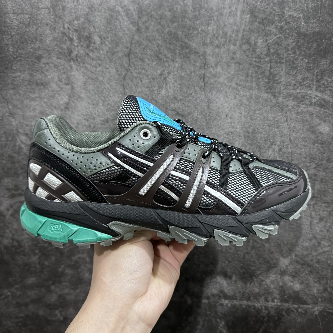 【公司级】日本专业跑鞋品牌-亚瑟士/ASICS GEL-Sonoma 15-50系列山系风户外低帮休闲运动跑步鞋 黑绿 1201A727-100nn男女鞋真标半码制n原楦原数据开发纸版楦型n采用牛剖革与牛津布鞋面材质n搭载GEL缓震胶与SpEVA科技中底n外置特殊防滑耐磨橡胶底片❗️潮流造型+户外机能 尺码：36 37 37.5 38 39 39.5 40 40.5 41.5 42 42.5 43.5 44 45nASICS发布的GEL-SONOMA 15-50系列新品，从外形来看，兼具潮流感和越来越火的户外机能风，无论是配色还是性能，感觉牢牢抓住了年轻一代的心。这款鞋从设计、科技到配色多方位把握户外所需元素，鞋面采用专为户外竞技跑步设计的15-50经典越野竞技鞋，并融合前两代GEL-SONOMA越野鞋。升级后的GEL-SONOMA 15-50以分层后跟设计大幅提升了鞋款耐磨性，满足了日常穿着、城市徒步和登山远足多功能场景需求。鞋子用到的核心科技是GEL缓震胶与SpEVA科技中底，带来出色缓冲性能和防滑能力。在外形设计上，硬朗的轮廓与机能感线条加持，使GEL-SONOMA 15-50具备突出的户外风格，配色也十分迎合时下流行的山系风，选用多色块拼接，潮流感满满。-莆田鞋批发中心