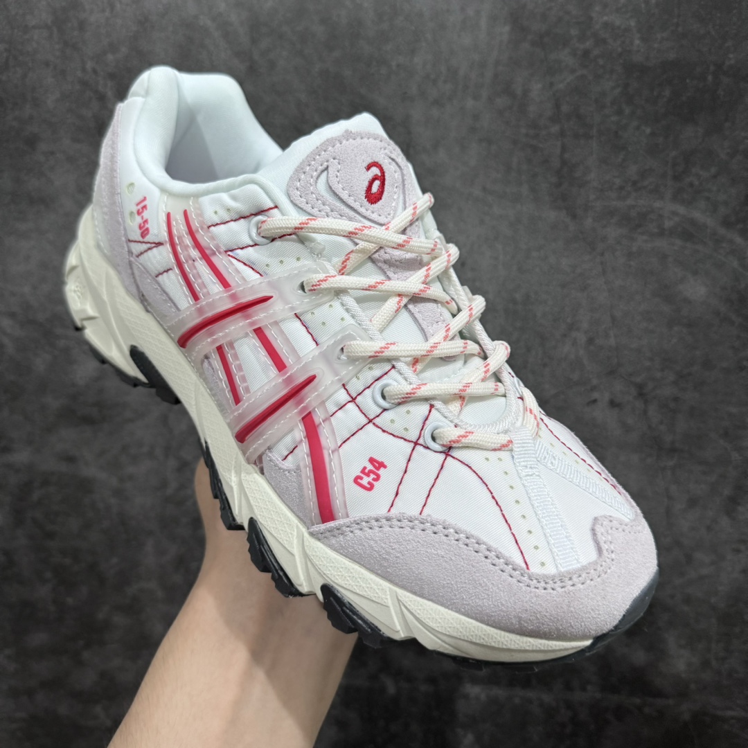 图片[3]-【公司级】日本专业跑鞋品牌-亚瑟士/ASICS GEL-Sonoma 15-50系列山系风户外低帮休闲运动跑步鞋 白红 1201A727-100nn男女鞋真标半码制n原楦原数据开发纸版楦型n采用牛剖革与牛津布鞋面材质n搭载GEL缓震胶与SpEVA科技中底n外置特殊防滑耐磨橡胶底片❗️潮流造型+户外机能 尺码：36 37 37.5 38 39 39.5 40 40.5 41.5 42 42.5 43.5 44 45nASICS发布的GEL-SONOMA 15-50系列新品，从外形来看，兼具潮流感和越来越火的户外机能风，无论是配色还是性能，感觉牢牢抓住了年轻一代的心。这款鞋从设计、科技到配色多方位把握户外所需元素，鞋面采用专为户外竞技跑步设计的15-50经典越野竞技鞋，并融合前两代GEL-SONOMA越野鞋。升级后的GEL-SONOMA 15-50以分层后跟设计大幅提升了鞋款耐磨性，满足了日常穿着、城市徒步和登山远足多功能场景需求。鞋子用到的核心科技是GEL缓震胶与SpEVA科技中底，带来出色缓冲性能和防滑能力。在外形设计上，硬朗的轮廓与机能感线条加持，使GEL-SONOMA 15-50具备突出的户外风格，配色也十分迎合时下流行的山系风，选用多色块拼接，潮流感满满。-莆田鞋批发中心