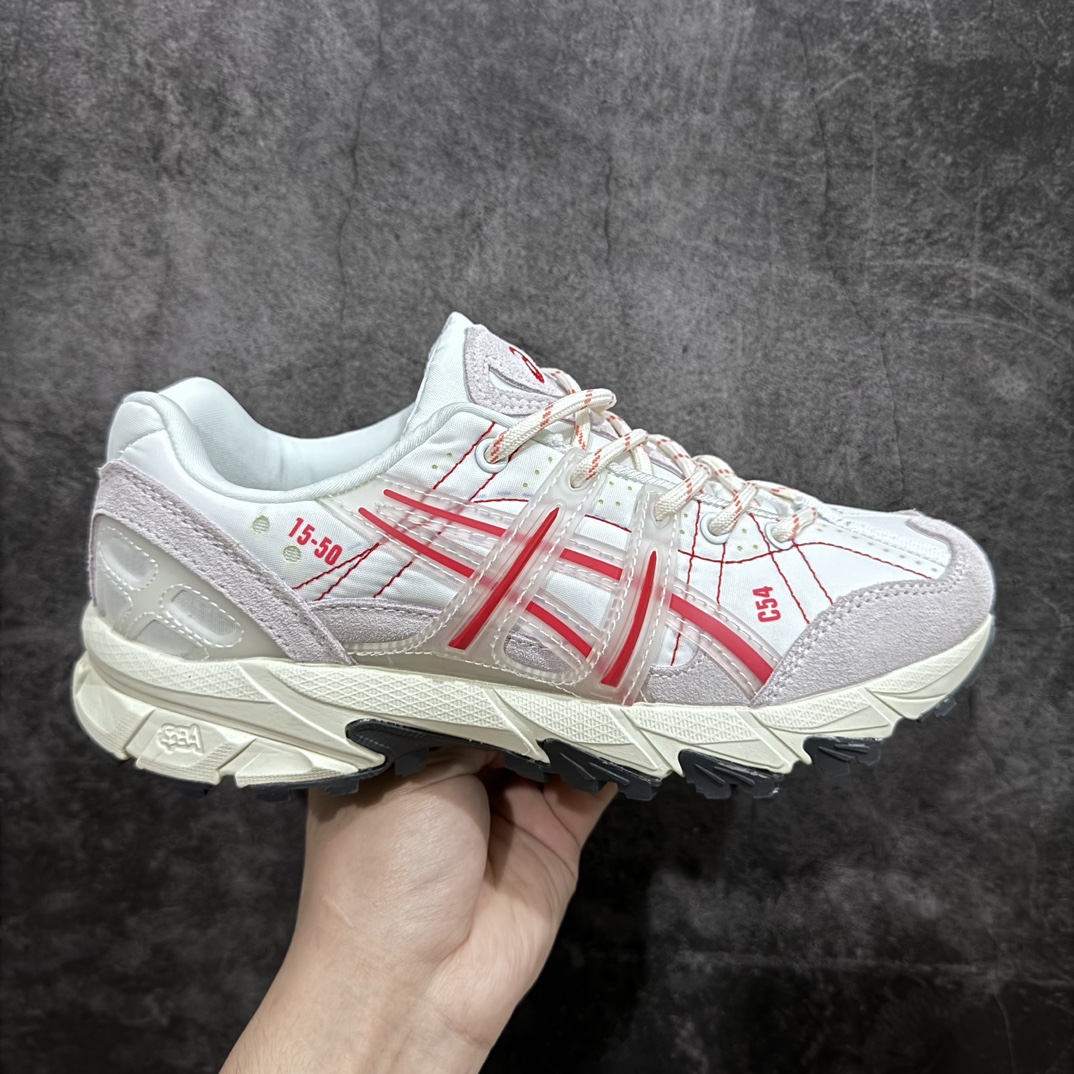 【公司级】日本专业跑鞋品牌-亚瑟士/ASICS GEL-Sonoma 15-50系列山系风户外低帮休闲运动跑步鞋 白红 1201A727-100nn男女鞋真标半码制n原楦原数据开发纸版楦型n采用牛剖革与牛津布鞋面材质n搭载GEL缓震胶与SpEVA科技中底n外置特殊防滑耐磨橡胶底片❗️潮流造型+户外机能 尺码：36 37 37.5 38 39 39.5 40 40.5 41.5 42 42.5 43.5 44 45nASICS发布的GEL-SONOMA 15-50系列新品，从外形来看，兼具潮流感和越来越火的户外机能风，无论是配色还是性能，感觉牢牢抓住了年轻一代的心。这款鞋从设计、科技到配色多方位把握户外所需元素，鞋面采用专为户外竞技跑步设计的15-50经典越野竞技鞋，并融合前两代GEL-SONOMA越野鞋。升级后的GEL-SONOMA 15-50以分层后跟设计大幅提升了鞋款耐磨性，满足了日常穿着、城市徒步和登山远足多功能场景需求。鞋子用到的核心科技是GEL缓震胶与SpEVA科技中底，带来出色缓冲性能和防滑能力。在外形设计上，硬朗的轮廓与机能感线条加持，使GEL-SONOMA 15-50具备突出的户外风格，配色也十分迎合时下流行的山系风，选用多色块拼接，潮流感满满。-莆田鞋批发中心