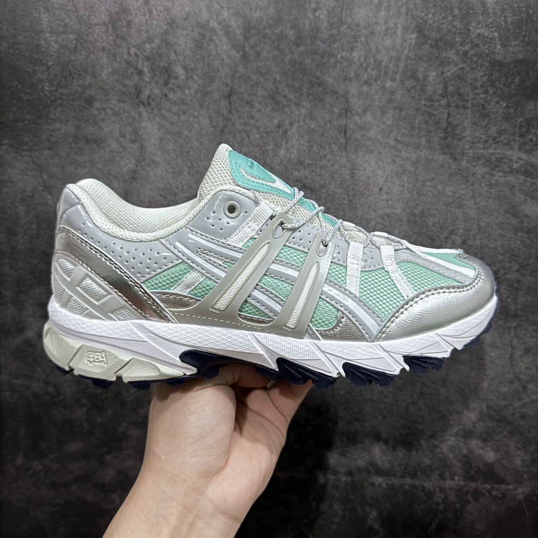 【公司级】日本专业跑鞋品牌-亚瑟士/ASICS GEL-Sonoma 15-50系列山系风户外低帮休闲运动跑步鞋灰绿 1202A461-300nn男女鞋真标半码制n原楦原数据开发纸版楦型n采用牛剖革与牛津布鞋面材质n搭载GEL缓震胶与SpEVA科技中底n外置特殊防滑耐磨橡胶底片❗️潮流造型+户外机能 尺码：36 37 37.5 38 39 39.5 40 40.5 41.5 42 42.5 43.5 44 45nASICS发布的GEL-SONOMA 15-50系列新品，从外形来看，兼具潮流感和越来越火的户外机能风，无论是配色还是性能，感觉牢牢抓住了年轻一代的心。这款鞋从设计、科技到配色多方位把握户外所需元素，鞋面采用专为户外竞技跑步设计的15-50经典越野竞技鞋，并融合前两代GEL-SONOMA越野鞋。升级后的GEL-SONOMA 15-50以分层后跟设计大幅提升了鞋款耐磨性，满足了日常穿着、城市徒步和登山远足多功能场景需求。鞋子用到的核心科技是GEL缓震胶与SpEVA科技中底，带来出色缓冲性能和防滑能力。在外形设计上，硬朗的轮廓与机能感线条加持，使GEL-SONOMA 15-50具备突出的户外风格，配色也十分迎合时下流行的山系风，选用多色块拼接，潮流感满满。-莆田鞋批发中心