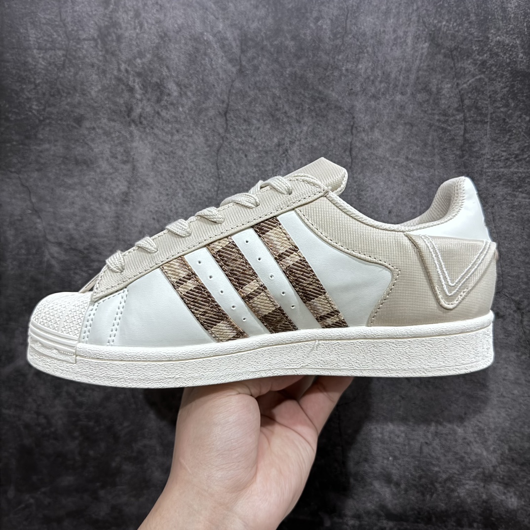 图片[2]-【纯原版】adidas originals Superstar 贝壳头 轻便耐磨防滑 低帮板鞋 女款 白棕 IG3004n此款鞋采用近几年比较流行的版型设计，外观时尚大气，鞋底采用耐磨的材质，穿上它，让您在平时生活和工作中都会感觉到舒适的体验。n#独家原版原盒 原底原料 开模打造n#原厂织唛鞋标 高精密准度n#原楦原纸板开发 匹配原版98%以上n#后跟垫棉独家呈现 反口里弧度正确n#原厂鞋垫 背胶 后跟电绣针数 与正品一致n#原厂皮料 原厂车缝线 质感无敌#皮料切割干净 无任何毛边 清洁度细节完美nSIZE：35 36 36.5 37 38 38.5 39 40-莆田鞋批发中心