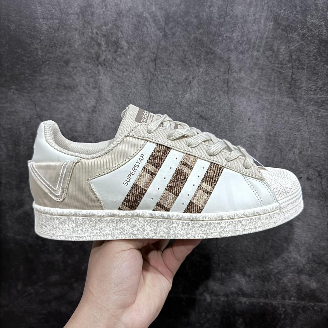 【纯原版】adidas originals Superstar 贝壳头 轻便耐磨防滑 低帮板鞋 女款 白棕 IG3004n此款鞋采用近几年比较流行的版型设计，外观时尚大气，鞋底采用耐磨的材质，穿上它，让您在平时生活和工作中都会感觉到舒适的体验。n#独家原版原盒 原底原料 开模打造n#原厂织唛鞋标 高精密准度n#原楦原纸板开发 匹配原版98%以上n#后跟垫棉独家呈现 反口里弧度正确n#原厂鞋垫 背胶 后跟电绣针数 与正品一致n#原厂皮料 原厂车缝线 质感无敌#皮料切割干净 无任何毛边 清洁度细节完美nSIZE：35 36 36.5 37 38 38.5 39 40-莆田鞋批发中心