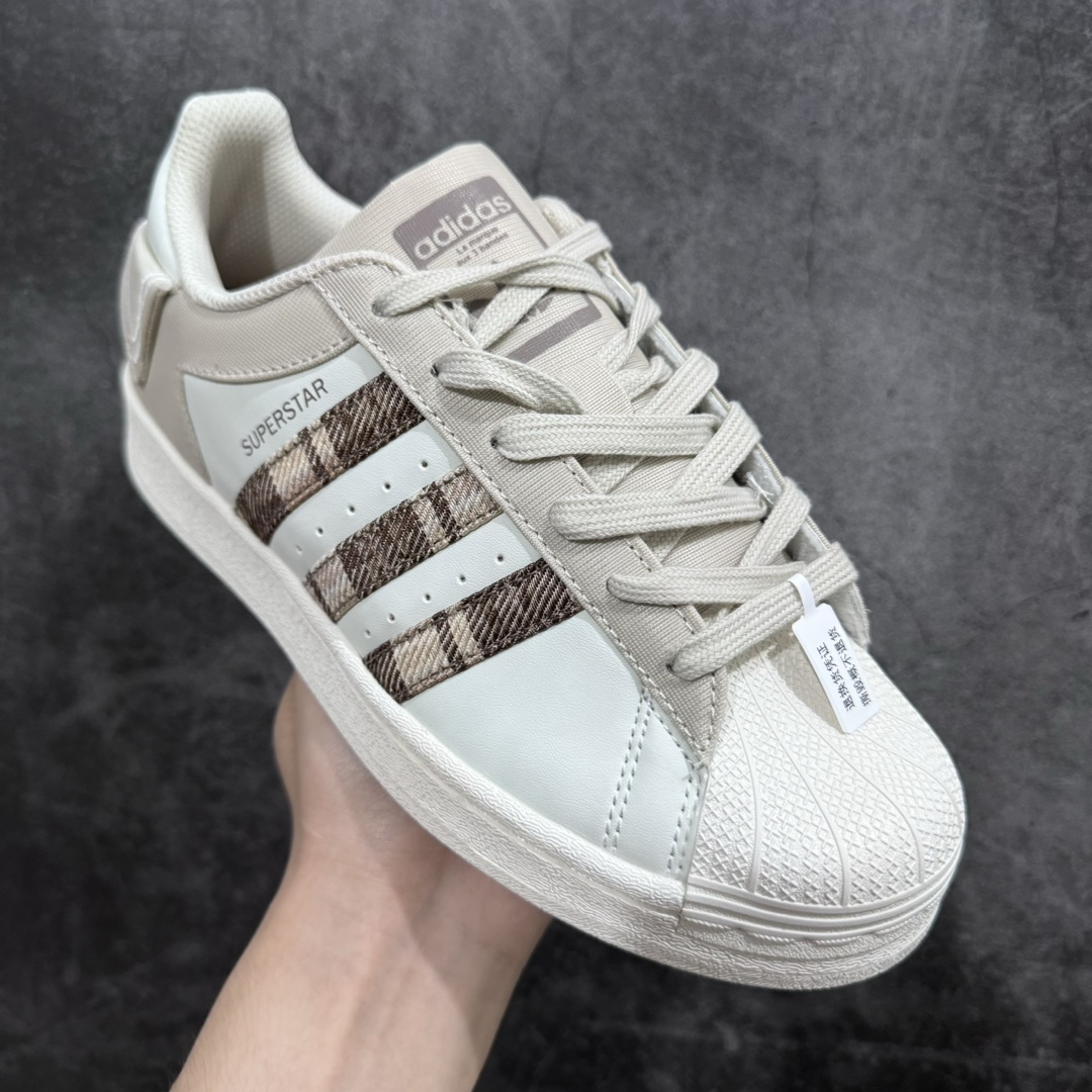 图片[3]-【纯原版】adidas originals Superstar 贝壳头 轻便耐磨防滑 低帮板鞋 女款 白棕 IG3004n此款鞋采用近几年比较流行的版型设计，外观时尚大气，鞋底采用耐磨的材质，穿上它，让您在平时生活和工作中都会感觉到舒适的体验。n#独家原版原盒 原底原料 开模打造n#原厂织唛鞋标 高精密准度n#原楦原纸板开发 匹配原版98%以上n#后跟垫棉独家呈现 反口里弧度正确n#原厂鞋垫 背胶 后跟电绣针数 与正品一致n#原厂皮料 原厂车缝线 质感无敌#皮料切割干净 无任何毛边 清洁度细节完美nSIZE：35 36 36.5 37 38 38.5 39 40-莆田鞋批发中心