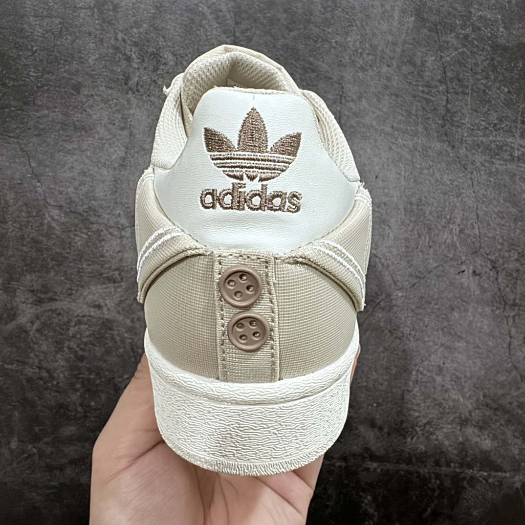 图片[4]-【纯原版】adidas originals Superstar 贝壳头 轻便耐磨防滑 低帮板鞋 女款 白棕 IG3004n此款鞋采用近几年比较流行的版型设计，外观时尚大气，鞋底采用耐磨的材质，穿上它，让您在平时生活和工作中都会感觉到舒适的体验。n#独家原版原盒 原底原料 开模打造n#原厂织唛鞋标 高精密准度n#原楦原纸板开发 匹配原版98%以上n#后跟垫棉独家呈现 反口里弧度正确n#原厂鞋垫 背胶 后跟电绣针数 与正品一致n#原厂皮料 原厂车缝线 质感无敌#皮料切割干净 无任何毛边 清洁度细节完美nSIZE：35 36 36.5 37 38 38.5 39 40-莆田鞋批发中心