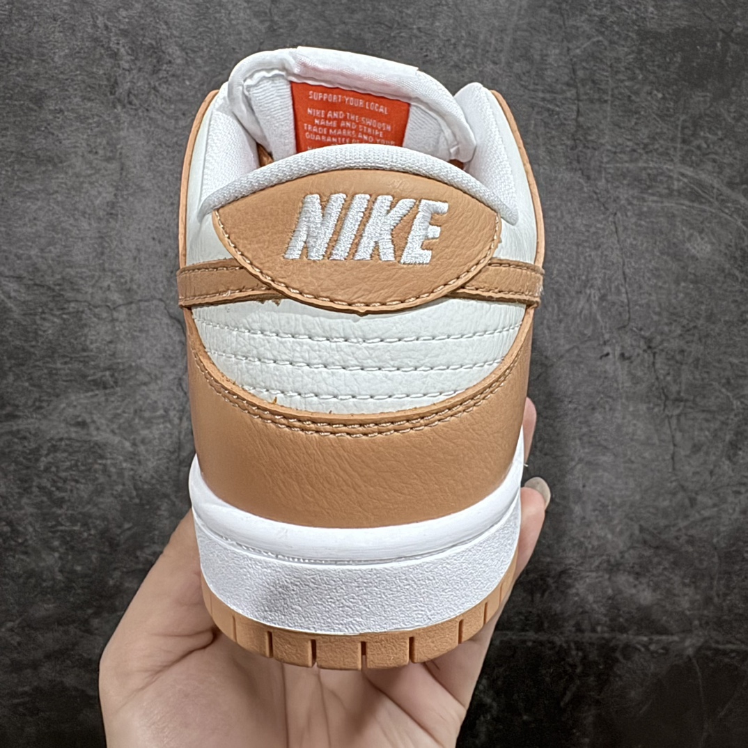 图片[4]-【纯原Y版】Nk SB Dunk Low \”Light Cognac\” 浅棕色藕色 SB低帮休闲板鞋 DM8998-200n大厂出品 超高清洁度 品质见实拍 放心冲n鞋款整体依旧以皮革材质打造，配色方面则选用白色为底色，搭配浅棕褐色框架以及Swoosh设计，整体十分简约。 尺码：36 36.5 37.5 38 38.5 39 40 40.5 41 42 42.5 43 44 44.5 45 46-莆田鞋批发中心