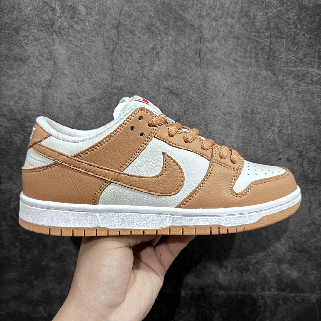 【纯原Y版】Nk SB Dunk Low \”Light Cognac\” 浅棕色藕色 SB低帮休闲板鞋 DM8998-200n大厂出品 超高清洁度 品质见实拍 放心冲n鞋款整体依旧以皮革材质打造，配色方面则选用白色为底色，搭配浅棕褐色框架以及Swoosh设计，整体十分简约。 尺码：36 36.5 37.5 38 38.5 39 40 40.5 41 42 42.5 43 44 44.5 45 46-莆田鞋批发中心