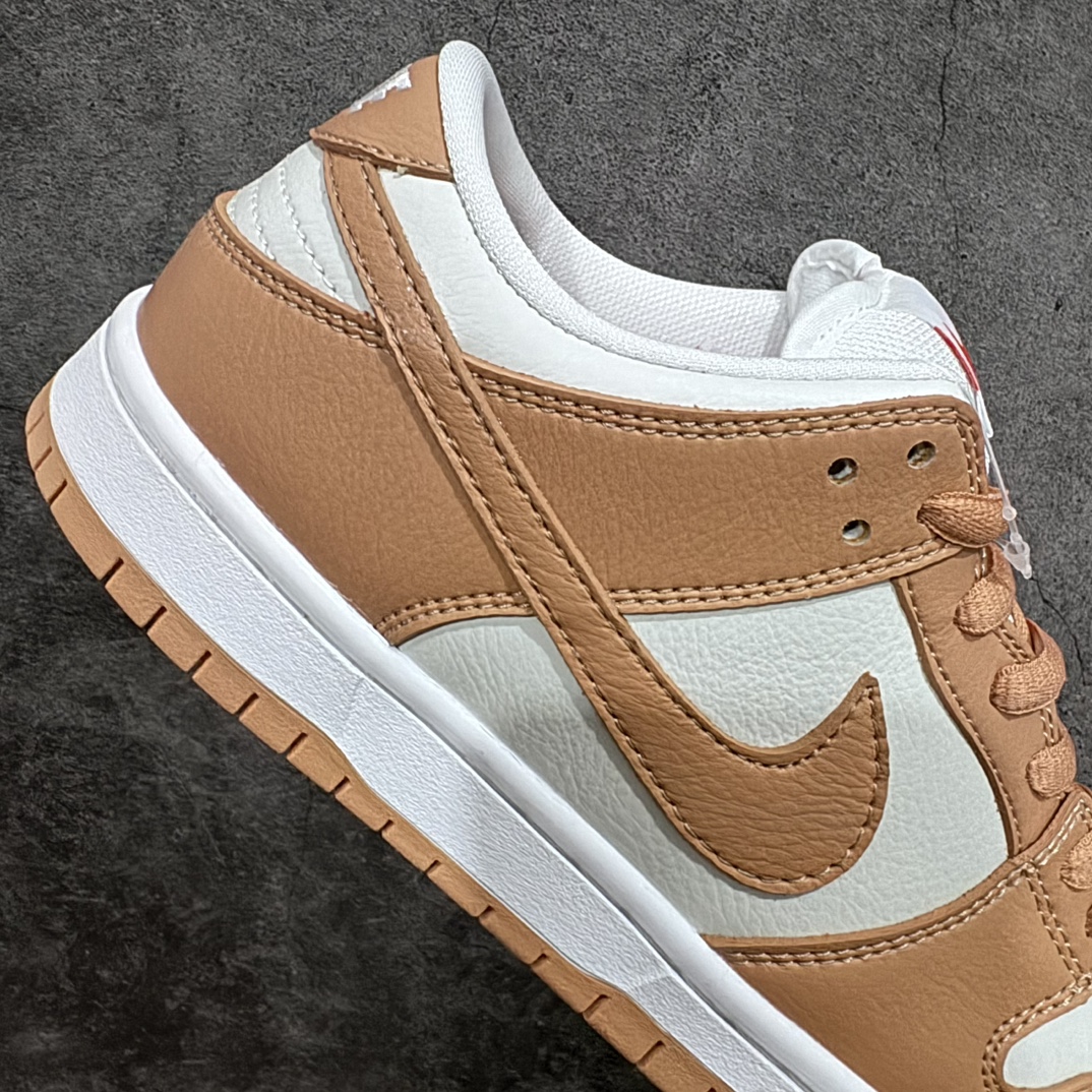 图片[6]-【纯原Y版】Nk SB Dunk Low \”Light Cognac\” 浅棕色藕色 SB低帮休闲板鞋 DM8998-200n大厂出品 超高清洁度 品质见实拍 放心冲n鞋款整体依旧以皮革材质打造，配色方面则选用白色为底色，搭配浅棕褐色框架以及Swoosh设计，整体十分简约。 尺码：36 36.5 37.5 38 38.5 39 40 40.5 41 42 42.5 43 44 44.5 45 46-莆田鞋批发中心