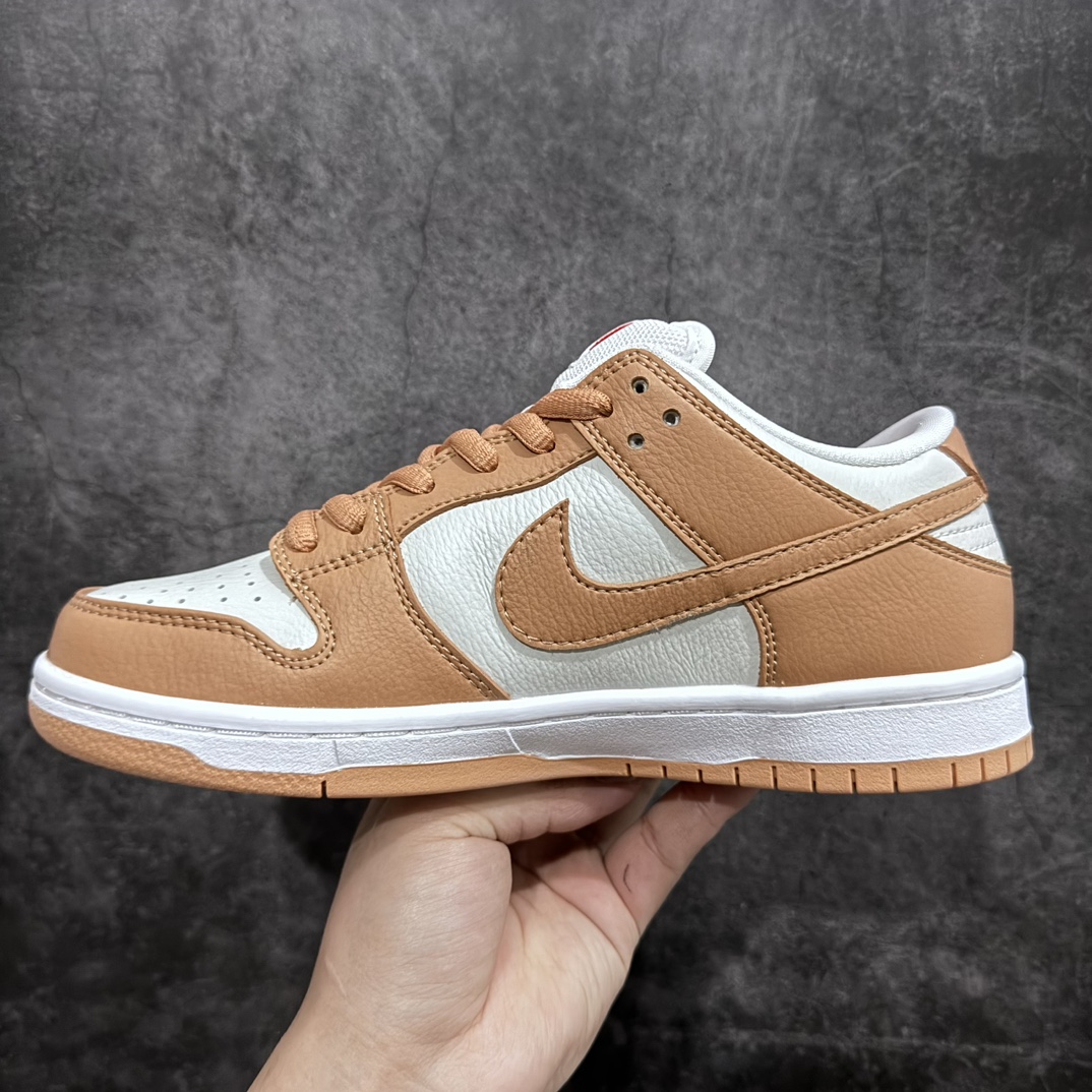 图片[2]-【纯原Y版】Nk SB Dunk Low \”Light Cognac\” 浅棕色藕色 SB低帮休闲板鞋 DM8998-200n大厂出品 超高清洁度 品质见实拍 放心冲n鞋款整体依旧以皮革材质打造，配色方面则选用白色为底色，搭配浅棕褐色框架以及Swoosh设计，整体十分简约。 尺码：36 36.5 37.5 38 38.5 39 40 40.5 41 42 42.5 43 44 44.5 45 46-莆田鞋批发中心