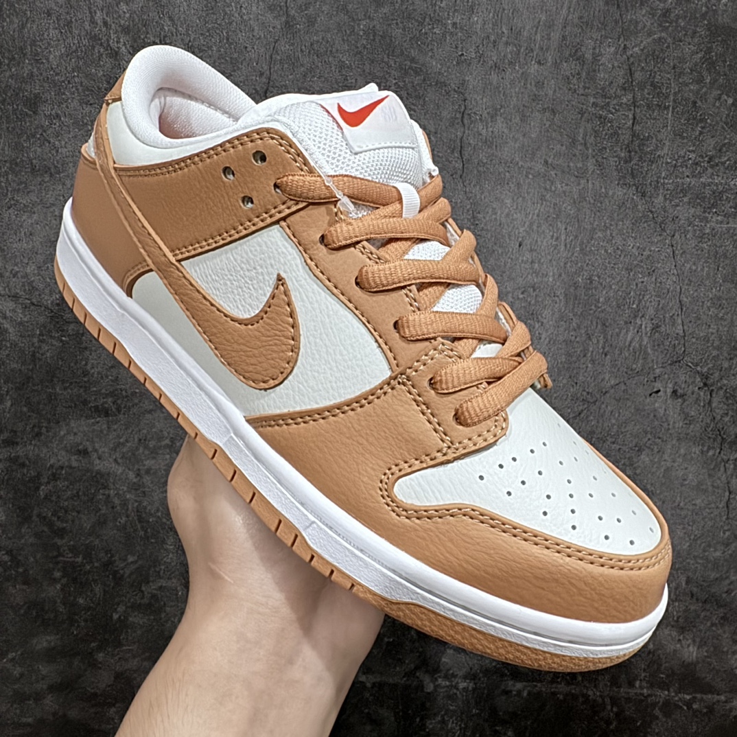 图片[3]-【纯原Y版】Nk SB Dunk Low \”Light Cognac\” 浅棕色藕色 SB低帮休闲板鞋 DM8998-200n大厂出品 超高清洁度 品质见实拍 放心冲n鞋款整体依旧以皮革材质打造，配色方面则选用白色为底色，搭配浅棕褐色框架以及Swoosh设计，整体十分简约。 尺码：36 36.5 37.5 38 38.5 39 40 40.5 41 42 42.5 43 44 44.5 45 46-莆田鞋批发中心