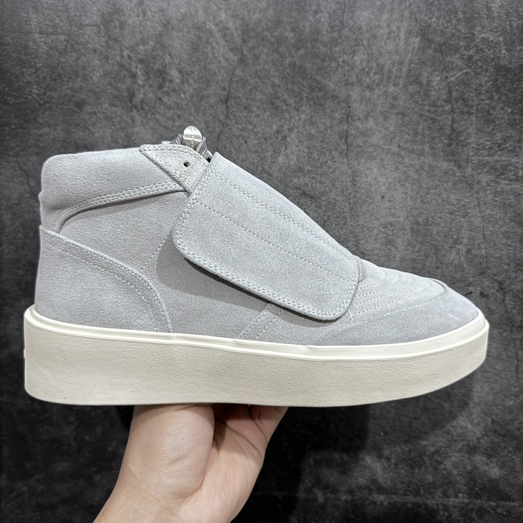 【广东纯原版本】敬畏上帝/Fear of God Skate Mid Suede Sneaker FOG 滑板系列中帮魔术贴增高系带百搭休平底闲运动板鞋“翻毛黑浅灰”nn男鞋广东原产n升级原楦数据开发版型n附赠精致鞋带与配防尘袋配件!!n采用固色牛反绒与牛剖革鞋面材质n内嵌PU增高缓震组合鞋垫 外置耐磨橡胶大底❗️ 尺码：39-45-莆田鞋批发中心