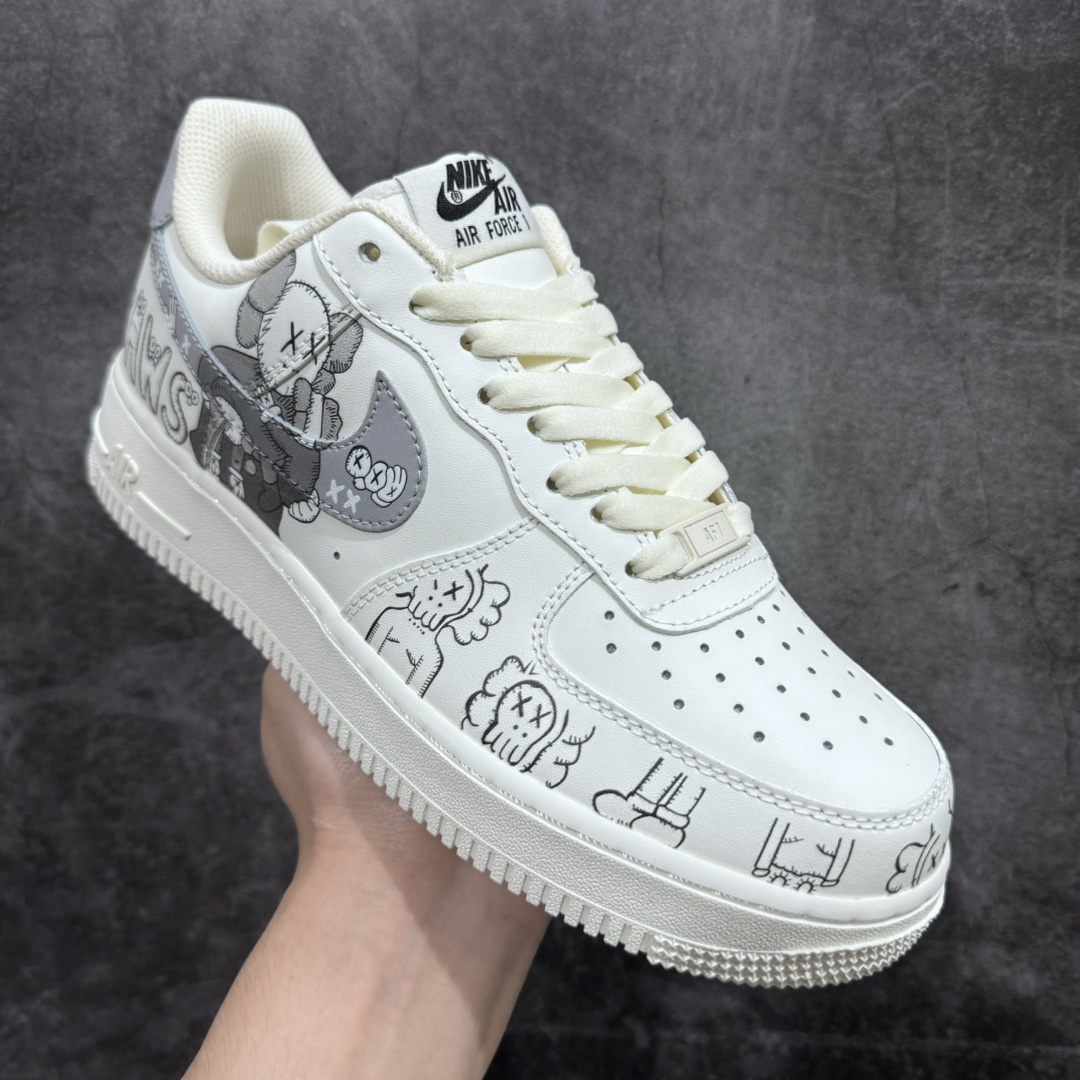 图片[3]-【公司级】Kaws x Nk Air Force 1‘07 Low 小熊联名配色 空军一号低帮休闲板鞋 CW2288-999n定制皮料 原厂3D打印 定制鞋盒 原楦原纸板 纯正空军版型 内置全掌气垫 尺码：36 36.5 37.5 38 38.5 39 40 40.5 41 42 42.5 43 44 44.5 45-莆田鞋批发中心