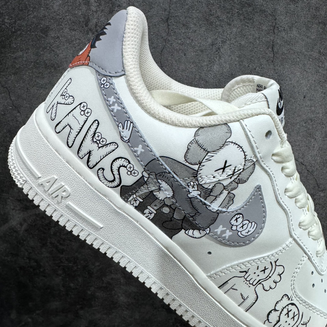 图片[7]-【公司级】Kaws x Nk Air Force 1‘07 Low 小熊联名配色 空军一号低帮休闲板鞋 CW2288-999n定制皮料 原厂3D打印 定制鞋盒 原楦原纸板 纯正空军版型 内置全掌气垫 尺码：36 36.5 37.5 38 38.5 39 40 40.5 41 42 42.5 43 44 44.5 45-莆田鞋批发中心