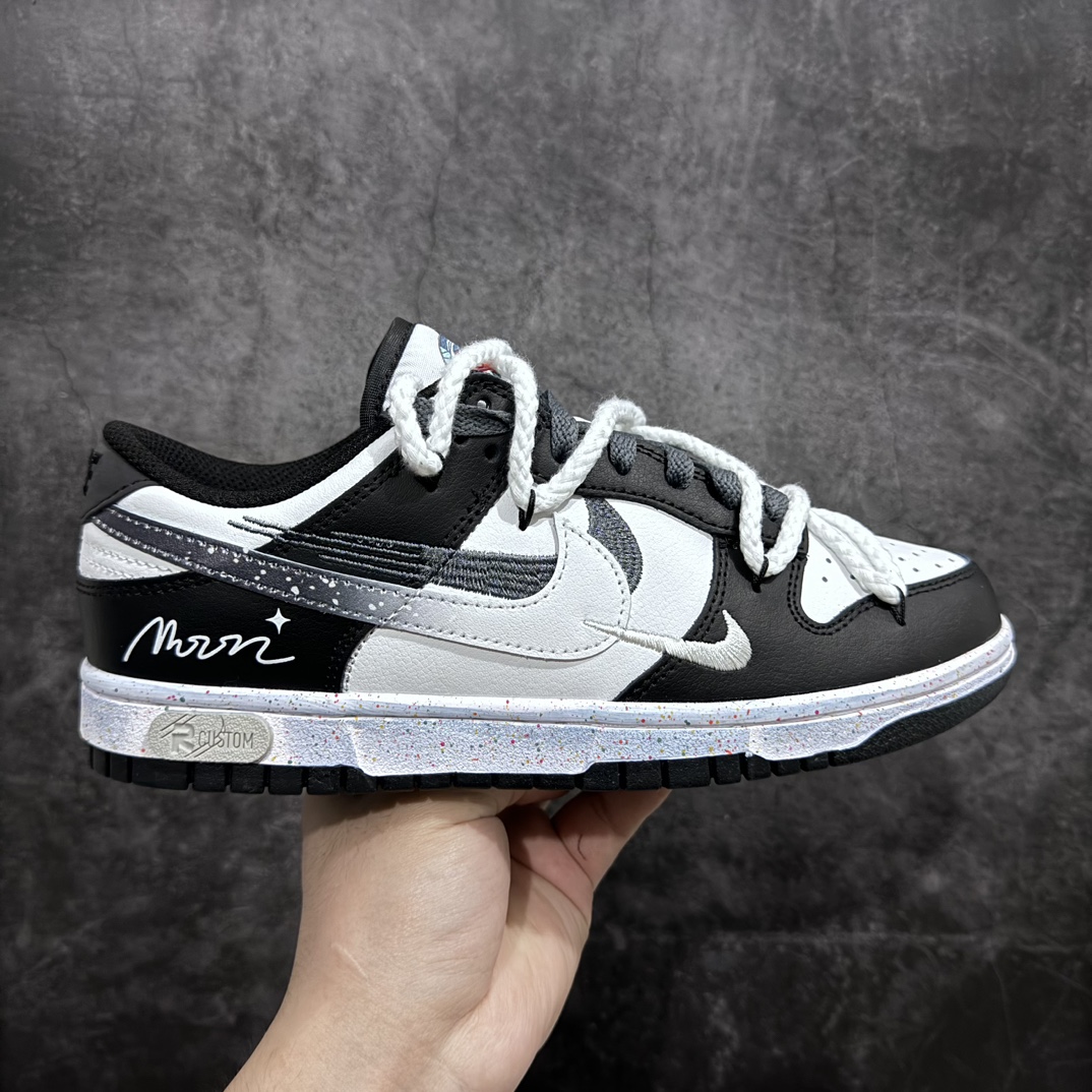 【CS版本】NK Dunk Low Multi-Color Swoosh SB低帮解构绑带活力三勾 黑白 货号：FD4623-160nn专业dunk大厂 主打dunk85系列的工厂n品质以及性价比都是市场无可匹敌的存在n皮料用的扎实 裁边清洁度超高 鞋型细节也没任何问题n强烈推荐 配色非常齐全 终端供应💪🏻  尺码：36-46-莆田鞋批发中心