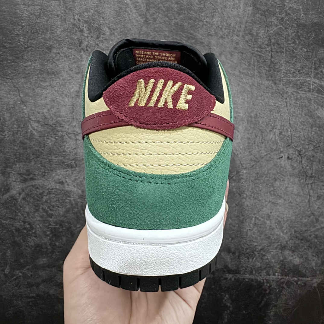 图片[4]-【纯原Y版】Nike SB Dunk Low \”Vegas Gold\” 耐克 SB 低帮 白绿红304292-700n鞋身采用米白色皮革与绿色的麂皮共同勾勒，内衬使用黑色，鞋舌采用米色，同时Nike Logox使用黄色刺绣，鞋身两侧Swooshs Logo则辅以红色皮革点缀，整体既有着细腻的质感营造，又散发出独具新意的个性彰，同后跟手写字体的NIKE Logo相呼应，带来随性的街头感受。最后米白色中底搭配黑色外底完善设计收尾。 尺码：36 36.5 37.5 38 38.5 39 40 40.5 41 42 42.5 43 44 44.5 45 46-莆田鞋批发中心