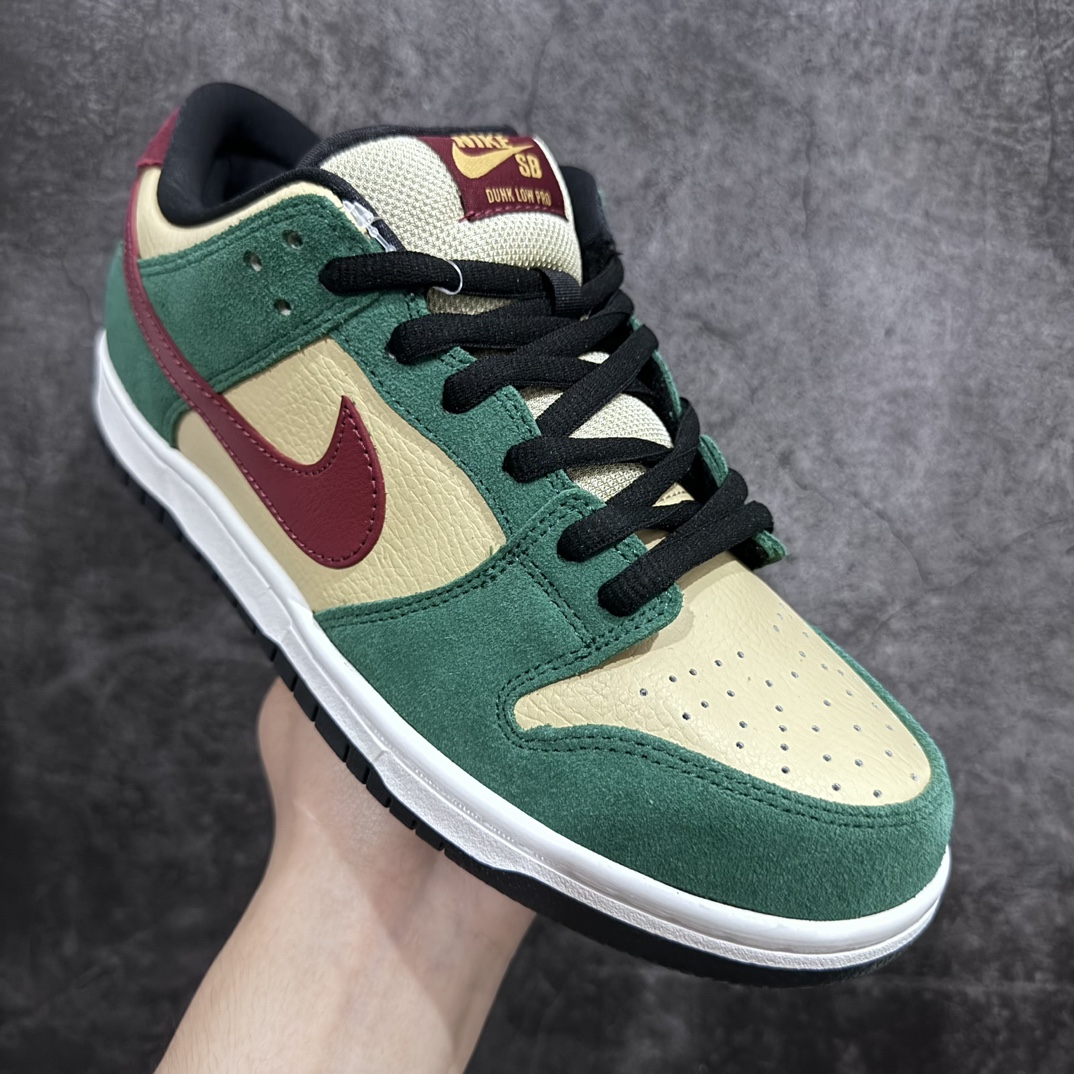 图片[3]-【纯原Y版】Nike SB Dunk Low \”Vegas Gold\” 耐克 SB 低帮 白绿红304292-700n鞋身采用米白色皮革与绿色的麂皮共同勾勒，内衬使用黑色，鞋舌采用米色，同时Nike Logox使用黄色刺绣，鞋身两侧Swooshs Logo则辅以红色皮革点缀，整体既有着细腻的质感营造，又散发出独具新意的个性彰，同后跟手写字体的NIKE Logo相呼应，带来随性的街头感受。最后米白色中底搭配黑色外底完善设计收尾。 尺码：36 36.5 37.5 38 38.5 39 40 40.5 41 42 42.5 43 44 44.5 45 46-莆田鞋批发中心