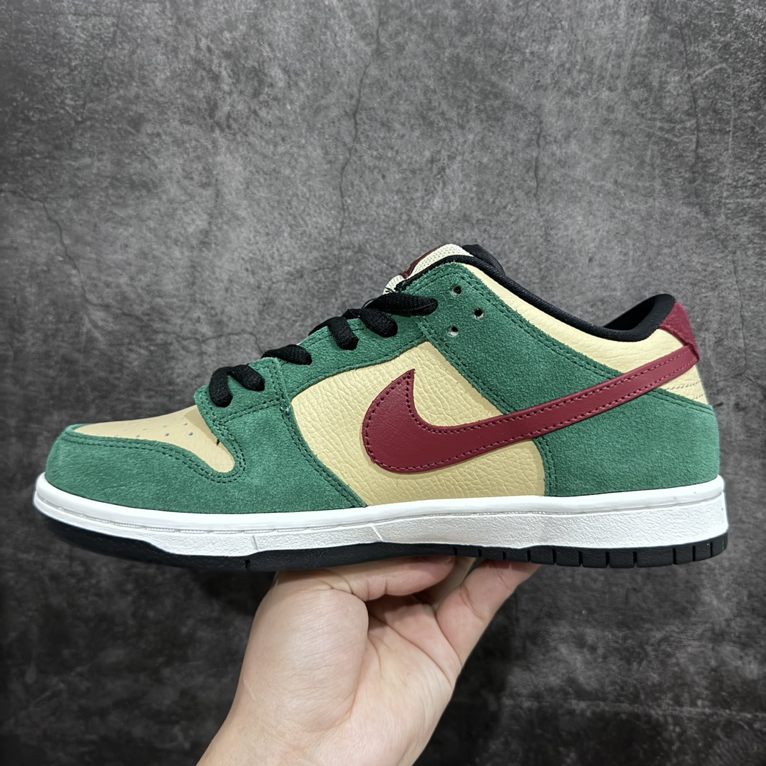 图片[2]-【纯原Y版】Nike SB Dunk Low \”Vegas Gold\” 耐克 SB 低帮 白绿红304292-700n鞋身采用米白色皮革与绿色的麂皮共同勾勒，内衬使用黑色，鞋舌采用米色，同时Nike Logox使用黄色刺绣，鞋身两侧Swooshs Logo则辅以红色皮革点缀，整体既有着细腻的质感营造，又散发出独具新意的个性彰，同后跟手写字体的NIKE Logo相呼应，带来随性的街头感受。最后米白色中底搭配黑色外底完善设计收尾。 尺码：36 36.5 37.5 38 38.5 39 40 40.5 41 42 42.5 43 44 44.5 45 46-莆田鞋批发中心