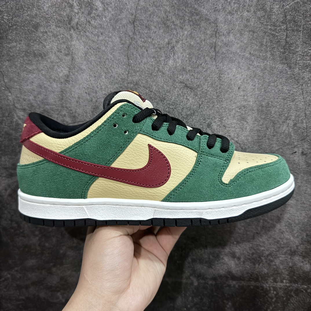 【纯原Y版】Nike SB Dunk Low \”Vegas Gold\” 耐克 SB 低帮 白绿红304292-700n鞋身采用米白色皮革与绿色的麂皮共同勾勒，内衬使用黑色，鞋舌采用米色，同时Nike Logox使用黄色刺绣，鞋身两侧Swooshs Logo则辅以红色皮革点缀，整体既有着细腻的质感营造，又散发出独具新意的个性彰，同后跟手写字体的NIKE Logo相呼应，带来随性的街头感受。最后米白色中底搭配黑色外底完善设计收尾。 尺码：36 36.5 37.5 38 38.5 39 40 40.5 41 42 42.5 43 44 44.5 45 46-莆田鞋批发中心