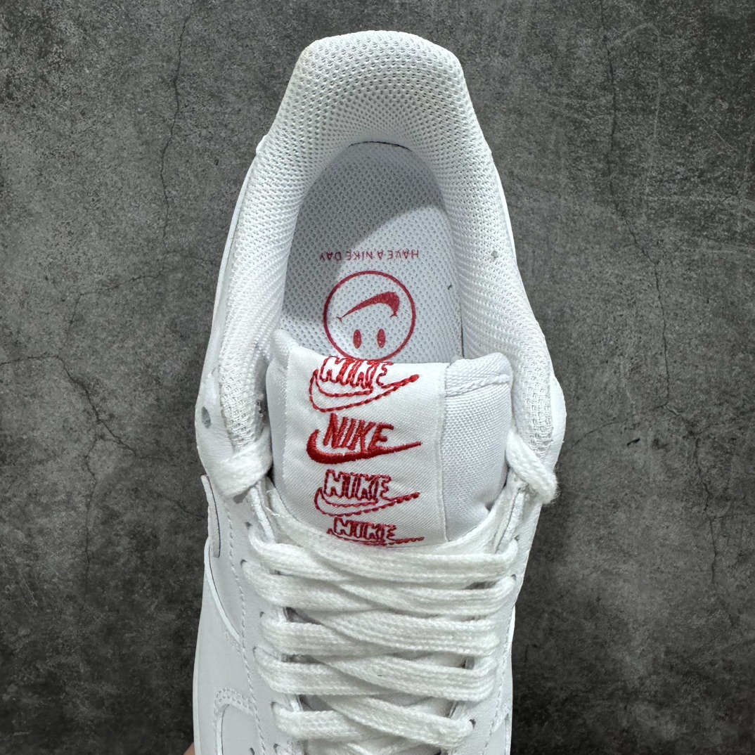 图片[8]-【公司级】耐克Nike Air Force 1´07\”Rose\”空军一号经典低帮百搭休闲运动板鞋“皮革白绿红玫瑰情人节”CU6312-100nn男女鞋真标半码制n原楦原纸版开发版型n采用软质粒面牛剖革革面材质鞋面n内置全掌Air Sole气垫❗ 尺码：36 36.5 37.5 38 38.5 39 40 40.5 41 42 42.5 43 44 44.5 45n作为 Nike 旗下最为经典的鞋款之一，Nike Air Force 1 Low 一直都是许多球鞋爱好者的最爱，而且 Nike 为满足大家的需求，每个月都会推出很多种配色方案。近日，一款以 “Have A Nike Day” 为主题的 Nike Air Force 1 Low，即将在本月底迎来正式发售。整双鞋以经典纯白色 Nike Air Force 1 Low 为模板，十分简约素雅。本次最大的亮点在于中底部分，印有红色玫瑰花和绿叶图案，将 “AIR” 字样渲染成绿色并巧妙地结合在一起，形成一整只玫瑰花，增添了几分趣味。鞋舌前标绣有四个 Nike 及 Swoosh Logo 图案，亮眼且颇具特色。鞋垫后半部印有 “Have A Nike Day” 字样，搭配经典的 Swoosh Logo 笑脸图案。-莆田鞋批发中心