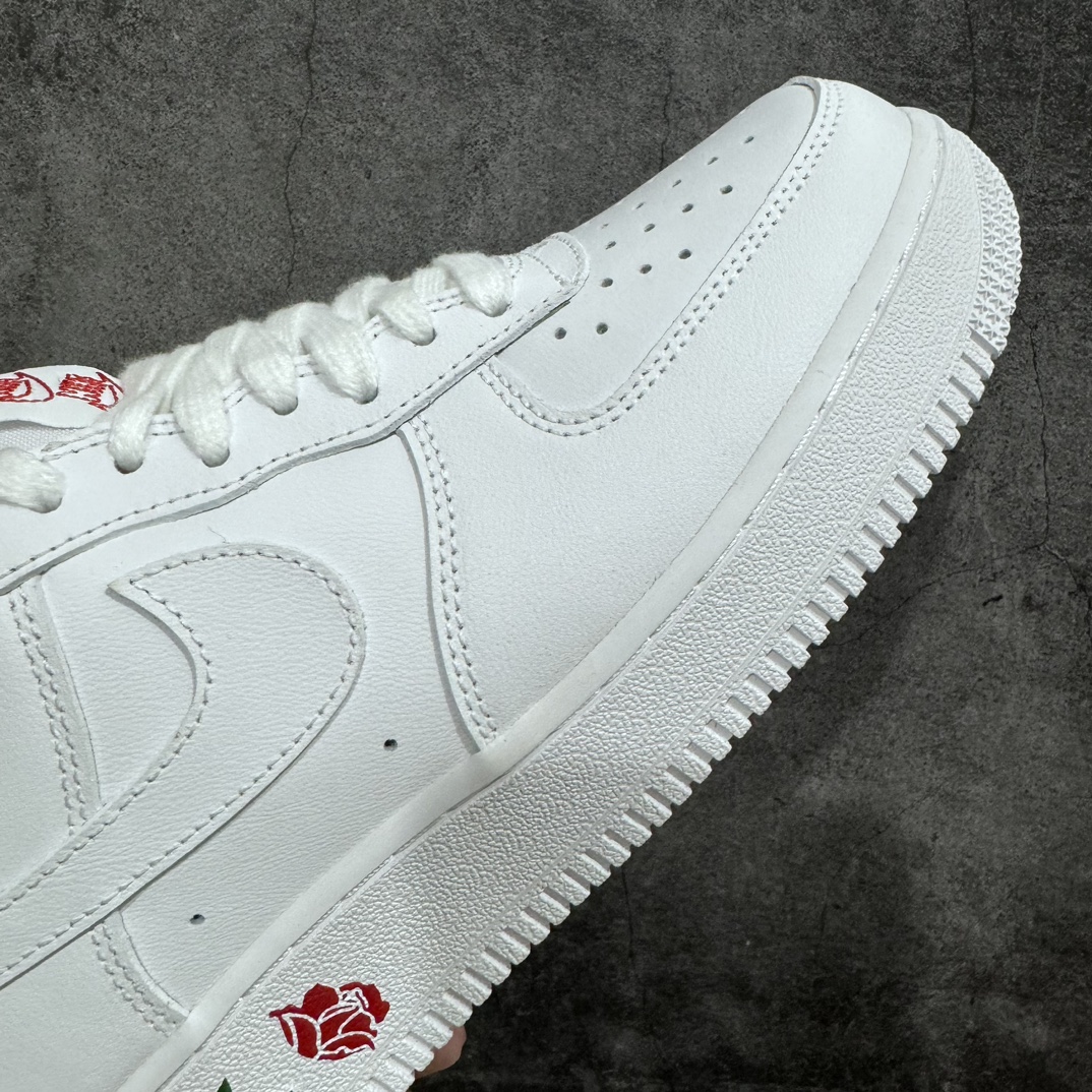 图片[6]-【公司级】耐克Nike Air Force 1´07\”Rose\”空军一号经典低帮百搭休闲运动板鞋“皮革白绿红玫瑰情人节”CU6312-100nn男女鞋真标半码制n原楦原纸版开发版型n采用软质粒面牛剖革革面材质鞋面n内置全掌Air Sole气垫❗ 尺码：36 36.5 37.5 38 38.5 39 40 40.5 41 42 42.5 43 44 44.5 45n作为 Nike 旗下最为经典的鞋款之一，Nike Air Force 1 Low 一直都是许多球鞋爱好者的最爱，而且 Nike 为满足大家的需求，每个月都会推出很多种配色方案。近日，一款以 “Have A Nike Day” 为主题的 Nike Air Force 1 Low，即将在本月底迎来正式发售。整双鞋以经典纯白色 Nike Air Force 1 Low 为模板，十分简约素雅。本次最大的亮点在于中底部分，印有红色玫瑰花和绿叶图案，将 “AIR” 字样渲染成绿色并巧妙地结合在一起，形成一整只玫瑰花，增添了几分趣味。鞋舌前标绣有四个 Nike 及 Swoosh Logo 图案，亮眼且颇具特色。鞋垫后半部印有 “Have A Nike Day” 字样，搭配经典的 Swoosh Logo 笑脸图案。-莆田鞋批发中心