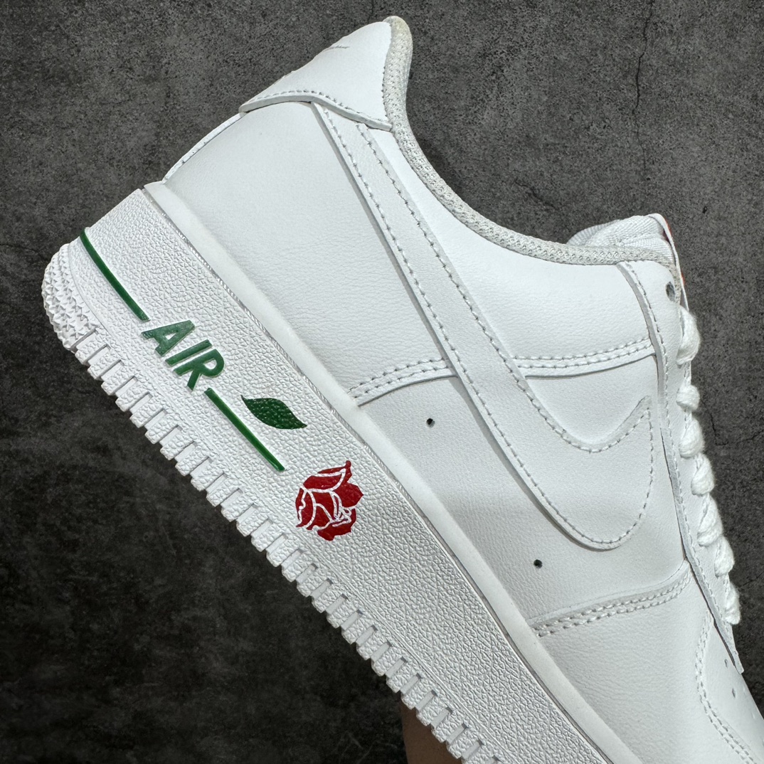 图片[7]-【公司级】耐克Nike Air Force 1´07\”Rose\”空军一号经典低帮百搭休闲运动板鞋“皮革白绿红玫瑰情人节”CU6312-100nn男女鞋真标半码制n原楦原纸版开发版型n采用软质粒面牛剖革革面材质鞋面n内置全掌Air Sole气垫❗ 尺码：36 36.5 37.5 38 38.5 39 40 40.5 41 42 42.5 43 44 44.5 45n作为 Nike 旗下最为经典的鞋款之一，Nike Air Force 1 Low 一直都是许多球鞋爱好者的最爱，而且 Nike 为满足大家的需求，每个月都会推出很多种配色方案。近日，一款以 “Have A Nike Day” 为主题的 Nike Air Force 1 Low，即将在本月底迎来正式发售。整双鞋以经典纯白色 Nike Air Force 1 Low 为模板，十分简约素雅。本次最大的亮点在于中底部分，印有红色玫瑰花和绿叶图案，将 “AIR” 字样渲染成绿色并巧妙地结合在一起，形成一整只玫瑰花，增添了几分趣味。鞋舌前标绣有四个 Nike 及 Swoosh Logo 图案，亮眼且颇具特色。鞋垫后半部印有 “Have A Nike Day” 字样，搭配经典的 Swoosh Logo 笑脸图案。-莆田鞋批发中心