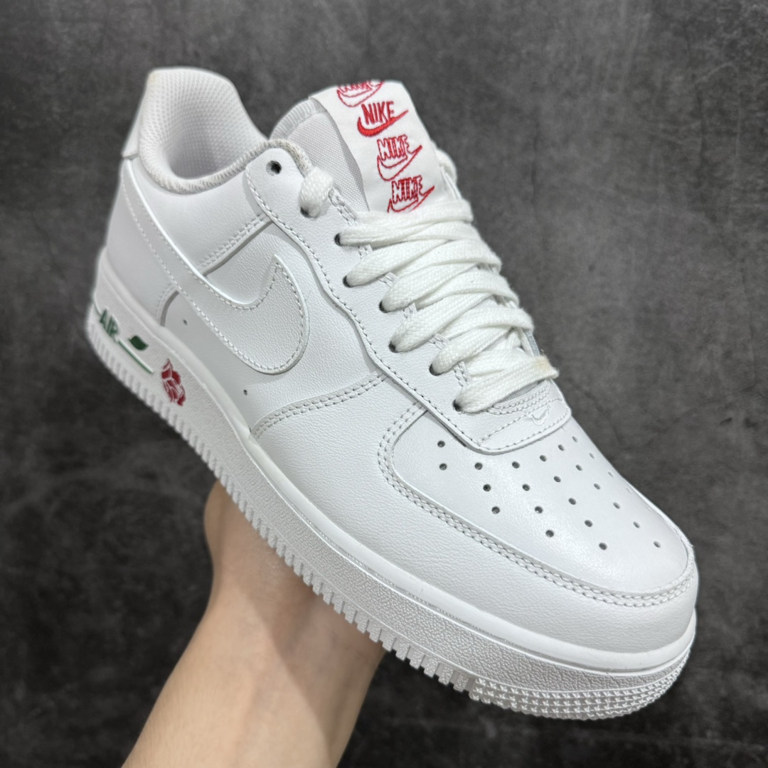 图片[3]-【公司级】耐克Nike Air Force 1´07\”Rose\”空军一号经典低帮百搭休闲运动板鞋“皮革白绿红玫瑰情人节”CU6312-100nn男女鞋真标半码制n原楦原纸版开发版型n采用软质粒面牛剖革革面材质鞋面n内置全掌Air Sole气垫❗ 尺码：36 36.5 37.5 38 38.5 39 40 40.5 41 42 42.5 43 44 44.5 45n作为 Nike 旗下最为经典的鞋款之一，Nike Air Force 1 Low 一直都是许多球鞋爱好者的最爱，而且 Nike 为满足大家的需求，每个月都会推出很多种配色方案。近日，一款以 “Have A Nike Day” 为主题的 Nike Air Force 1 Low，即将在本月底迎来正式发售。整双鞋以经典纯白色 Nike Air Force 1 Low 为模板，十分简约素雅。本次最大的亮点在于中底部分，印有红色玫瑰花和绿叶图案，将 “AIR” 字样渲染成绿色并巧妙地结合在一起，形成一整只玫瑰花，增添了几分趣味。鞋舌前标绣有四个 Nike 及 Swoosh Logo 图案，亮眼且颇具特色。鞋垫后半部印有 “Have A Nike Day” 字样，搭配经典的 Swoosh Logo 笑脸图案。-莆田鞋批发中心