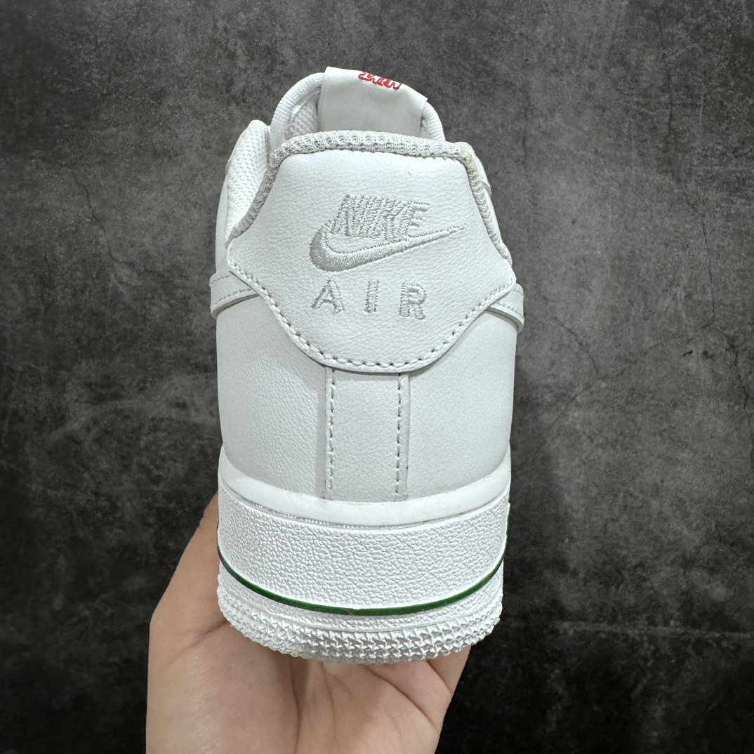 图片[4]-【公司级】耐克Nike Air Force 1´07\”Rose\”空军一号经典低帮百搭休闲运动板鞋“皮革白绿红玫瑰情人节”CU6312-100nn男女鞋真标半码制n原楦原纸版开发版型n采用软质粒面牛剖革革面材质鞋面n内置全掌Air Sole气垫❗ 尺码：36 36.5 37.5 38 38.5 39 40 40.5 41 42 42.5 43 44 44.5 45n作为 Nike 旗下最为经典的鞋款之一，Nike Air Force 1 Low 一直都是许多球鞋爱好者的最爱，而且 Nike 为满足大家的需求，每个月都会推出很多种配色方案。近日，一款以 “Have A Nike Day” 为主题的 Nike Air Force 1 Low，即将在本月底迎来正式发售。整双鞋以经典纯白色 Nike Air Force 1 Low 为模板，十分简约素雅。本次最大的亮点在于中底部分，印有红色玫瑰花和绿叶图案，将 “AIR” 字样渲染成绿色并巧妙地结合在一起，形成一整只玫瑰花，增添了几分趣味。鞋舌前标绣有四个 Nike 及 Swoosh Logo 图案，亮眼且颇具特色。鞋垫后半部印有 “Have A Nike Day” 字样，搭配经典的 Swoosh Logo 笑脸图案。-莆田鞋批发中心